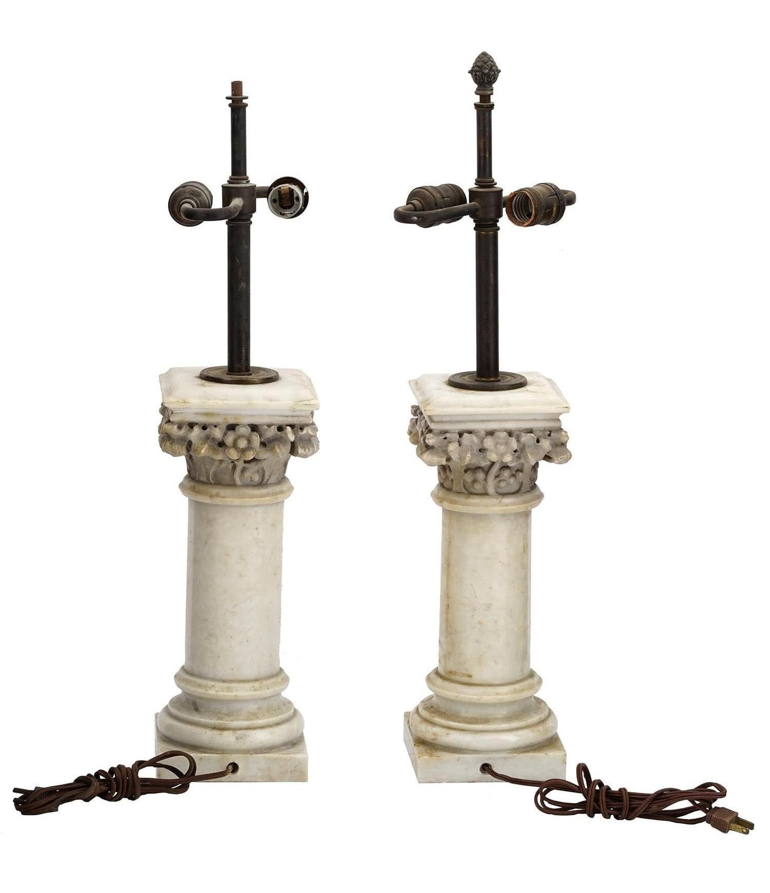 Paar antike Säulen-Tischlampen aus weißem Marmor in Säulenform im Zustand „Gut“ im Angebot in New York, NY
