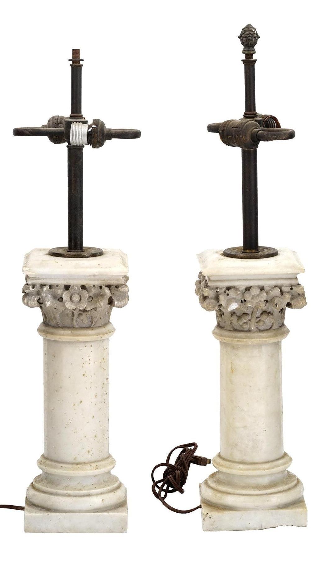 Paar antike Säulen-Tischlampen aus weißem Marmor in Säulenform (19. Jahrhundert) im Angebot
