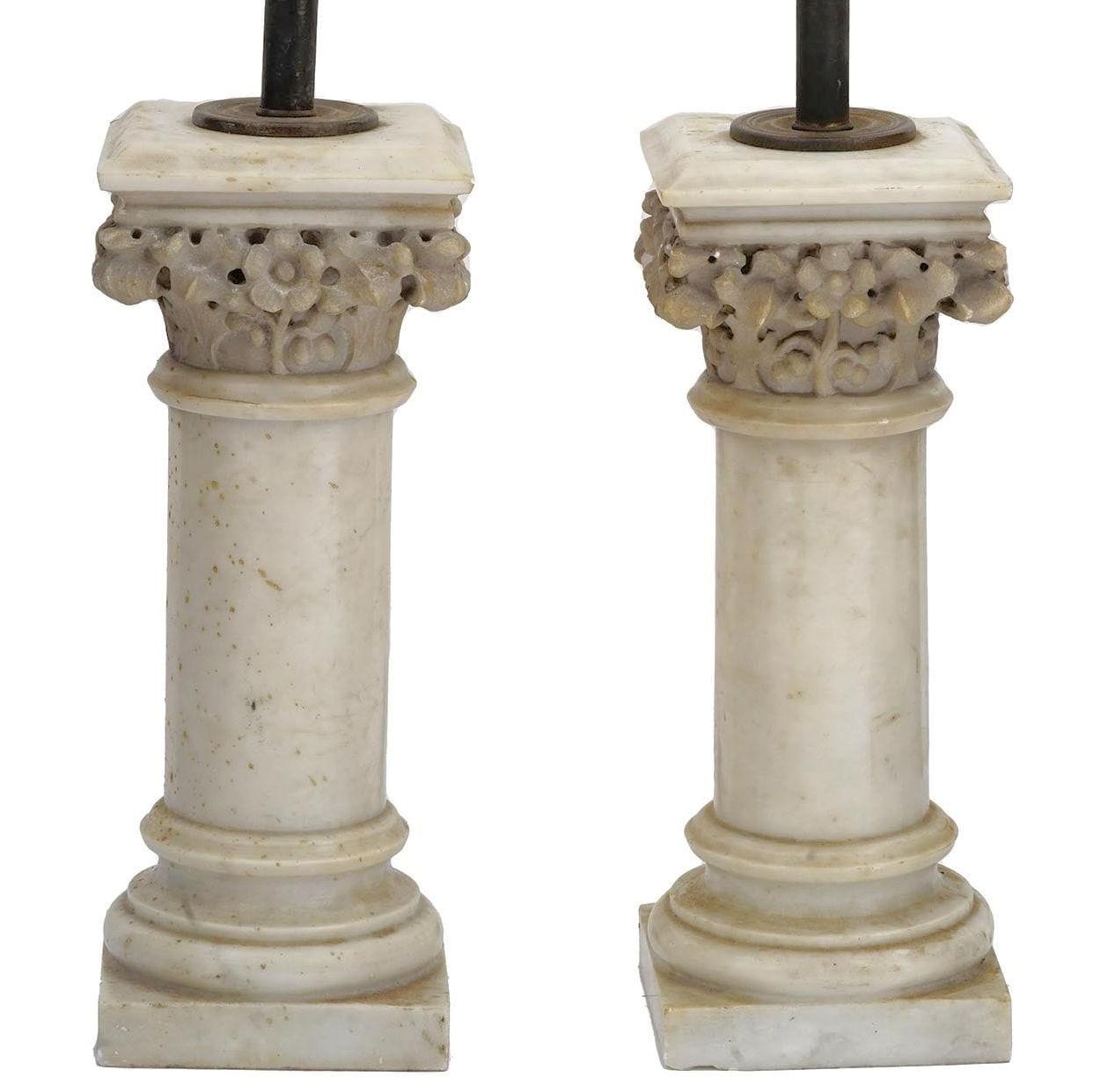 Paar antike Säulen-Tischlampen aus weißem Marmor in Säulenform im Angebot 1