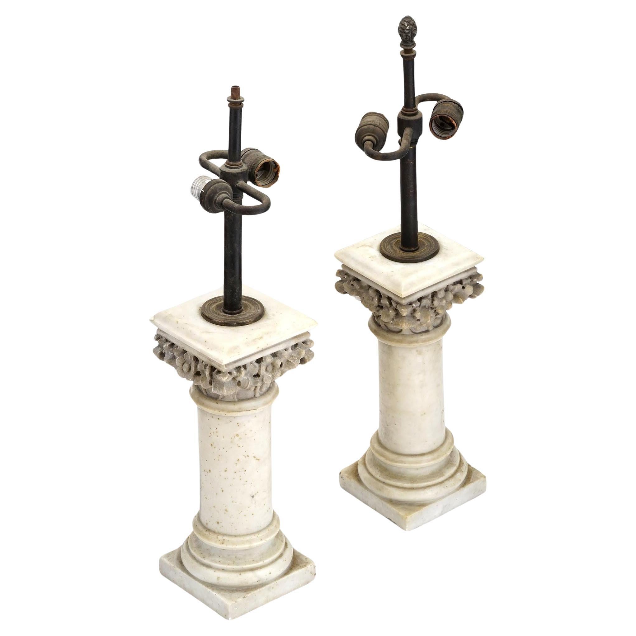 Paire de lampes de table anciennes en forme de colonne en marbre blanc