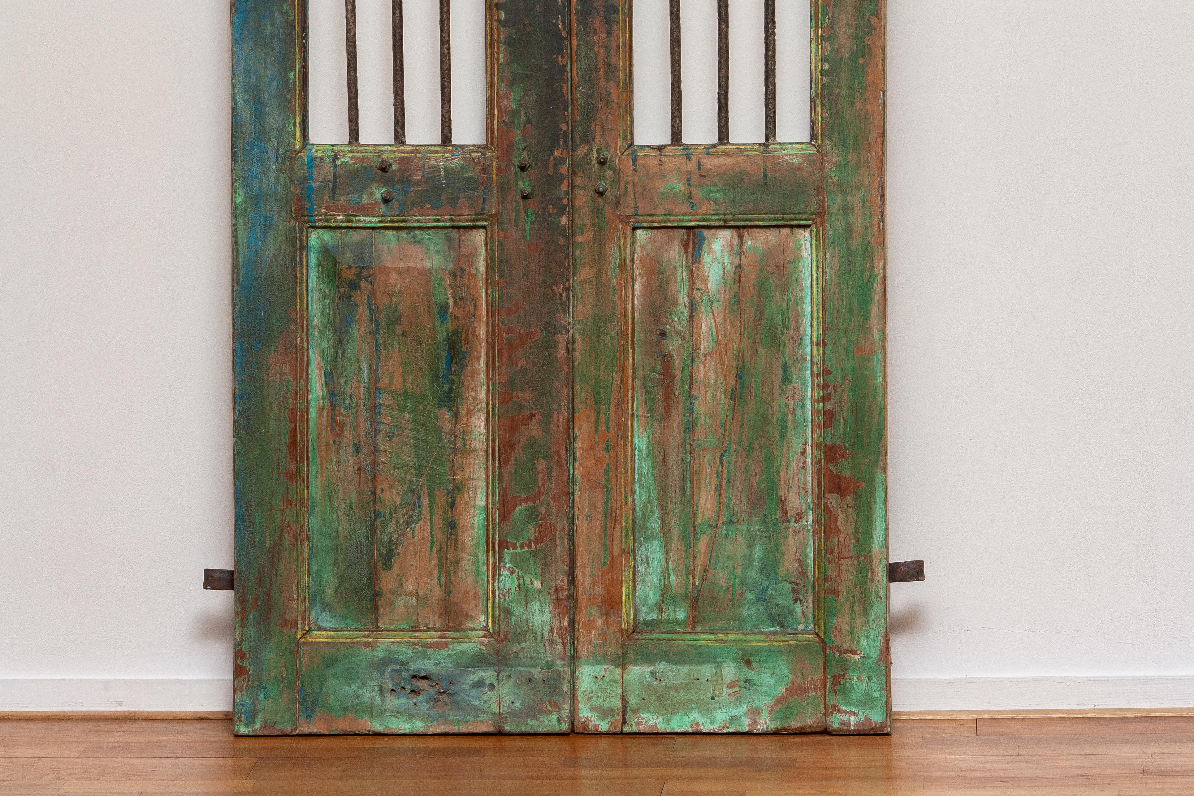 Coppia di finestre/porte antiche dall'India con barre di metallo. XIX secolo in vendita 4