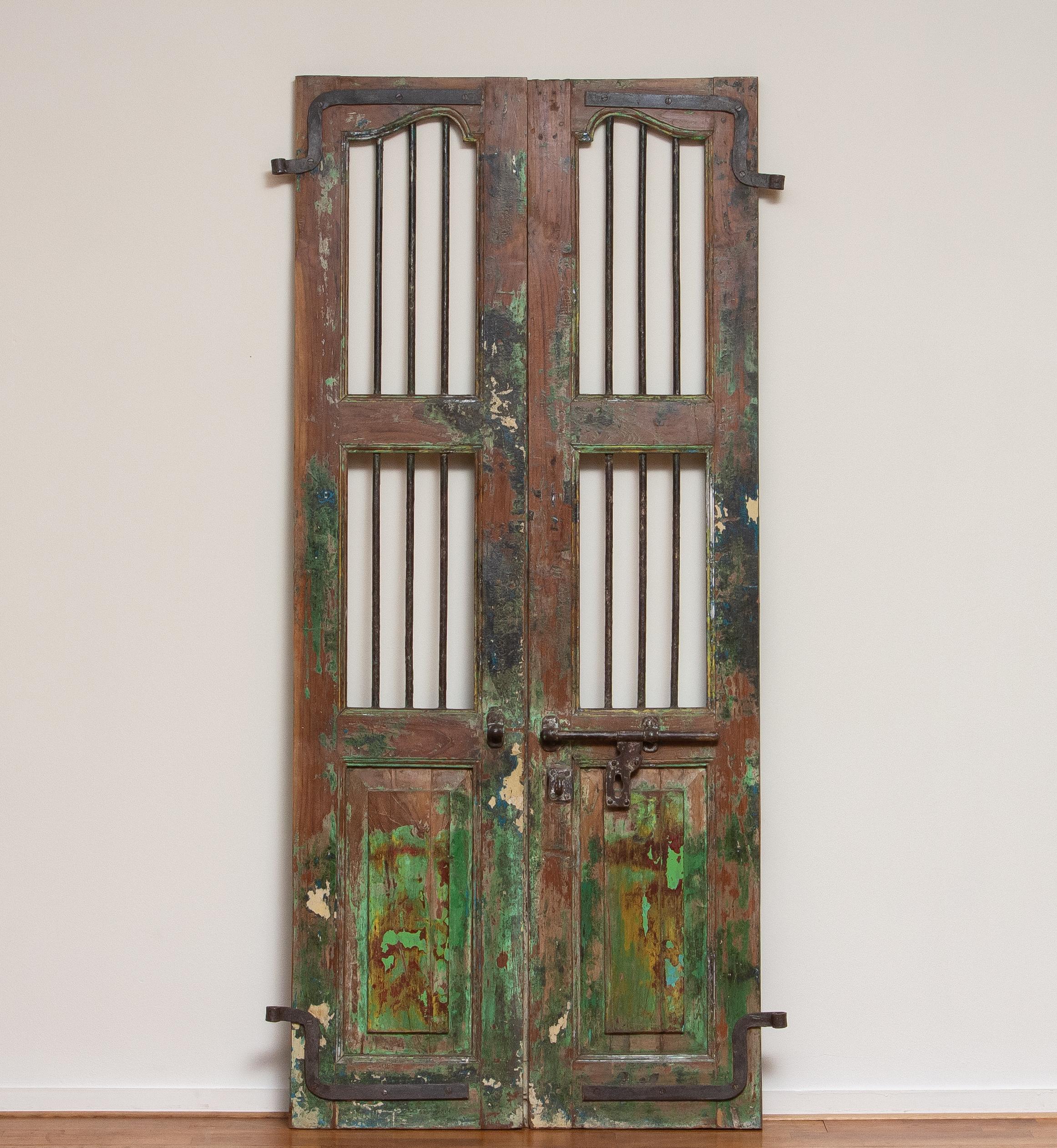Persiane indiane del XIX secolo per finestre o porte. Completo di appendici originali e meccanismo metallico di chiusura. Le porte sono dotate di pannelli e sopra il meccanismo di chiusura ogni porta ha tre barre d'acciaio. 
Queste porte hanno una