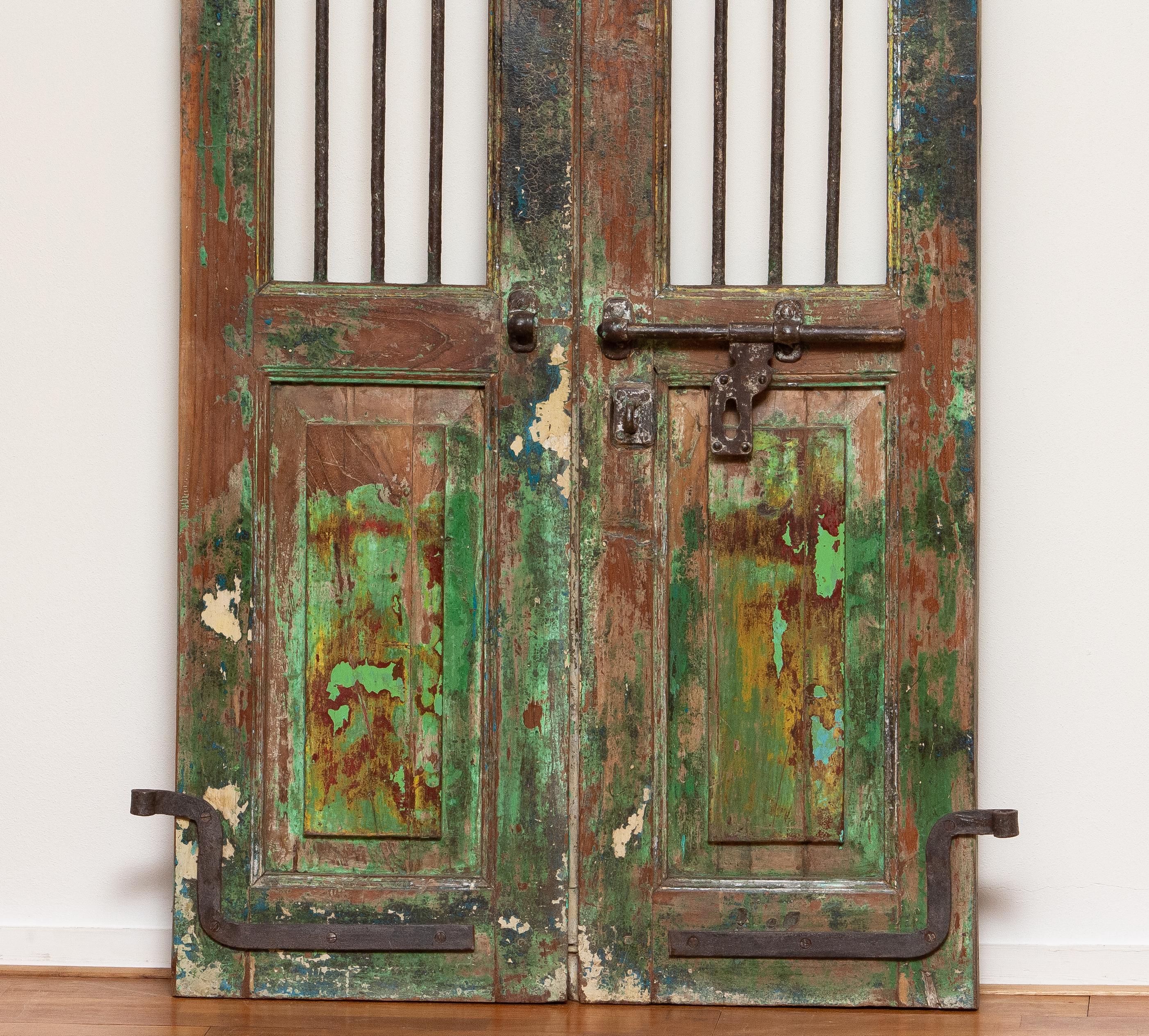 Anglo Raj Coppia di finestre/porte antiche dall'India con barre di metallo. XIX secolo in vendita