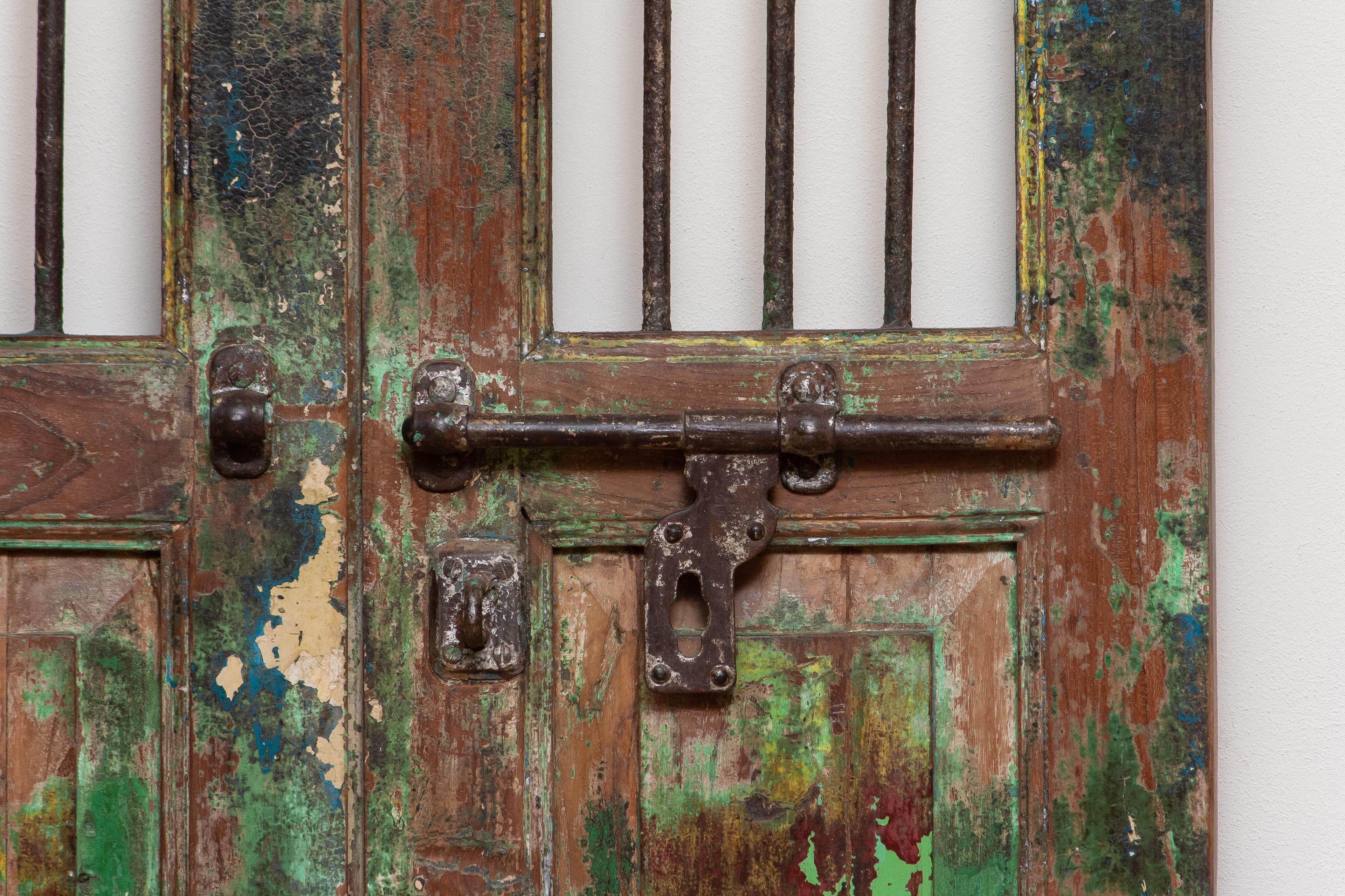 Indiano Coppia di finestre/porte antiche dall'India con barre di metallo. XIX secolo in vendita