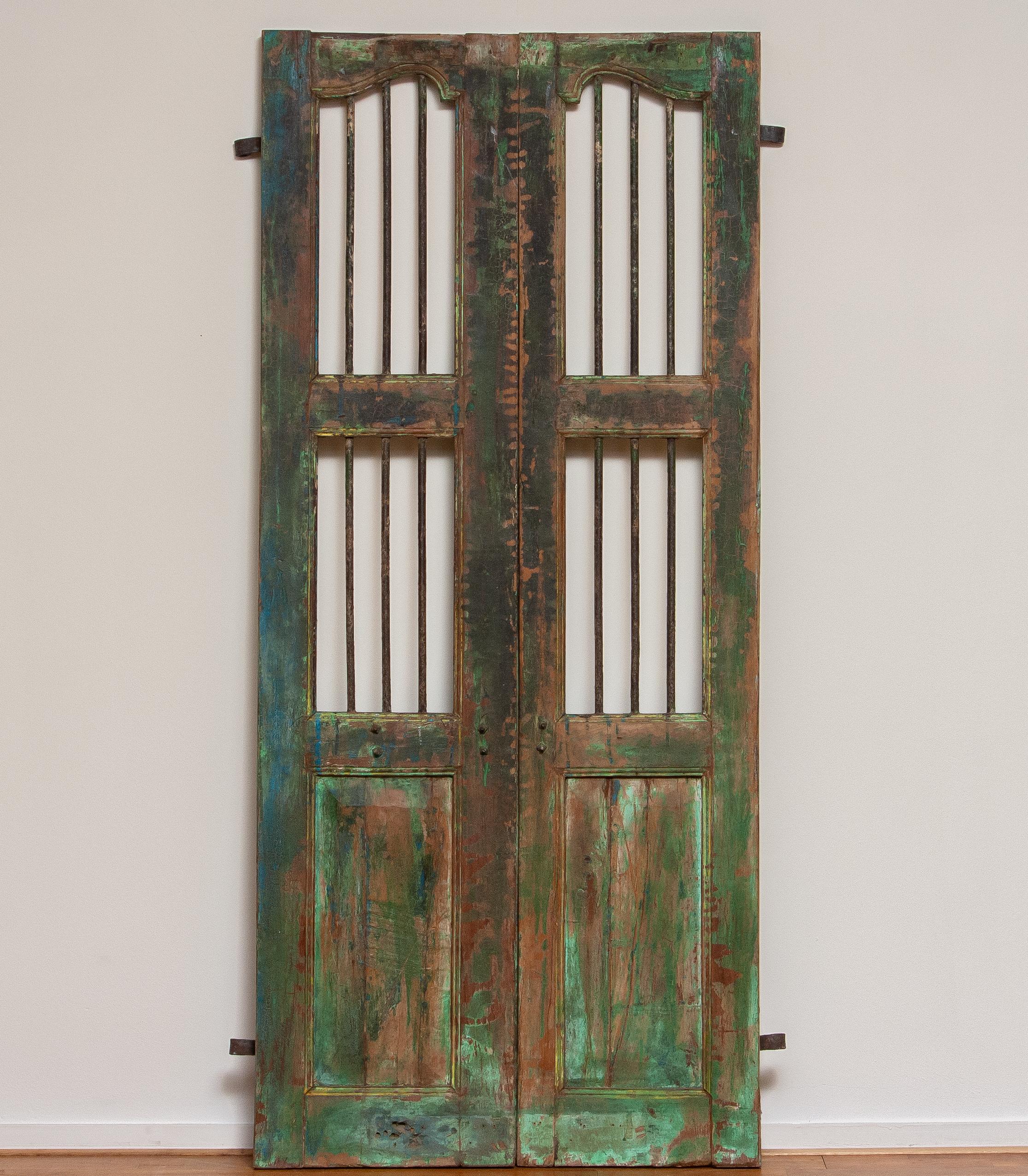 Coppia di finestre/porte antiche dall'India con barre di metallo. XIX secolo in vendita 1