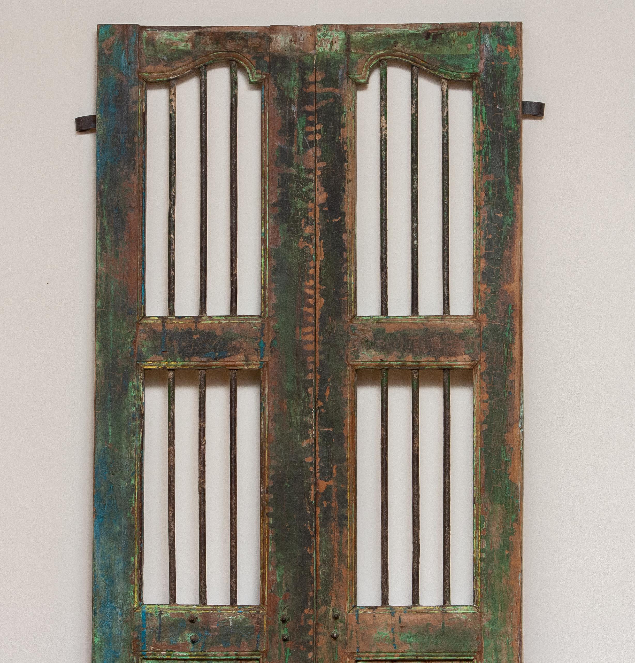 Coppia di finestre/porte antiche dall'India con barre di metallo. XIX secolo in vendita 2