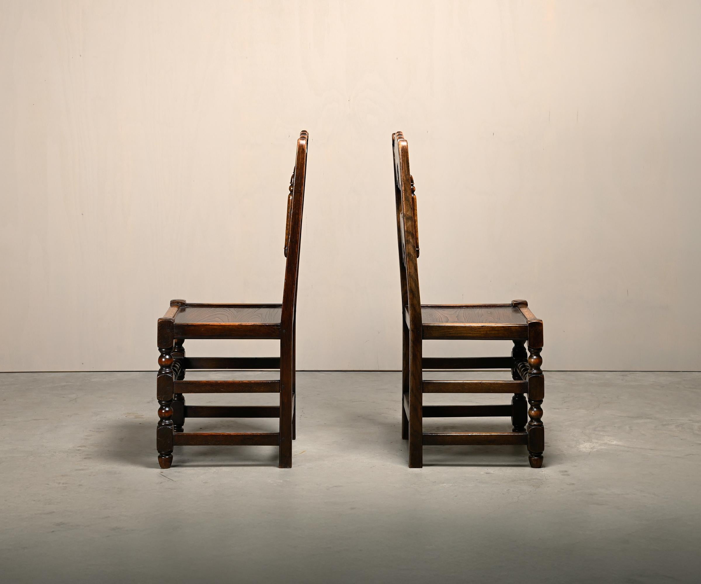 Pair Antique Yorkshire Back Stools / Side Chairs solid Oak, England 18th Century In Good Condition For Sale In Amsterdam, NL