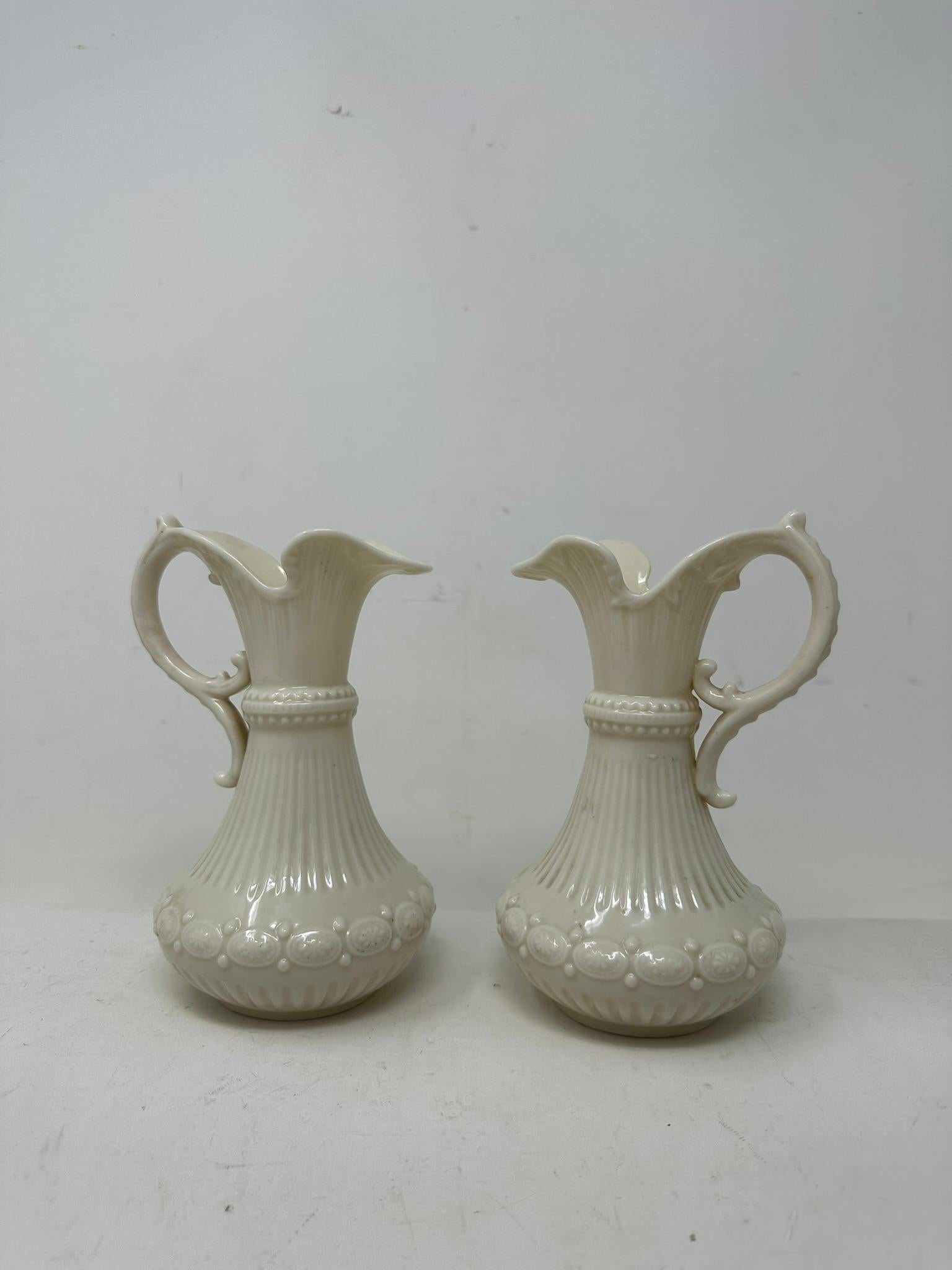 Paire de vases anciens irlandais Belleek Porcelaine Aberdeen Pitcher Centerpiece Irlande Bon état - En vente à Dublin, Ireland