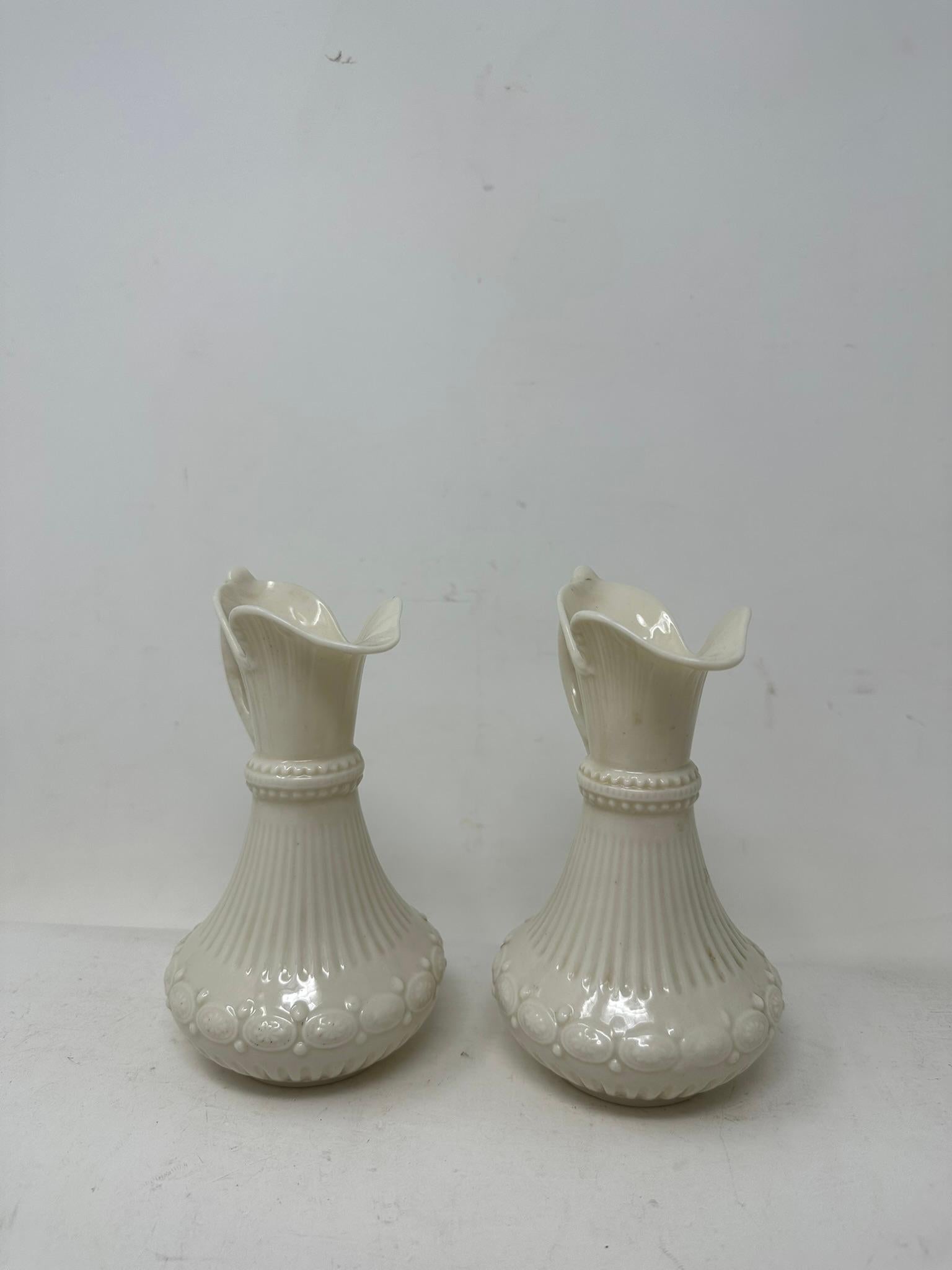XIXe siècle Paire de vases anciens irlandais Belleek Porcelaine Aberdeen Pitcher Centerpiece Irlande en vente