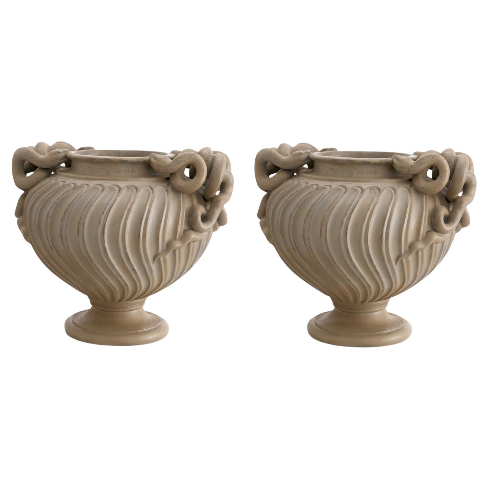 Pareja de Jarrones Antoninos Inspirados en el Arte de la Antigua Roma - Eichholtz en venta