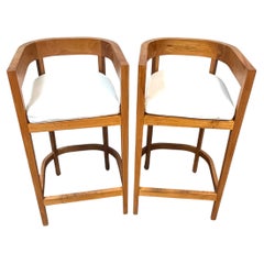 Par de taburetes de bar de teca maciza de diseño arquitectónico, atribuidos a Palecek, estilo moderno orgánico