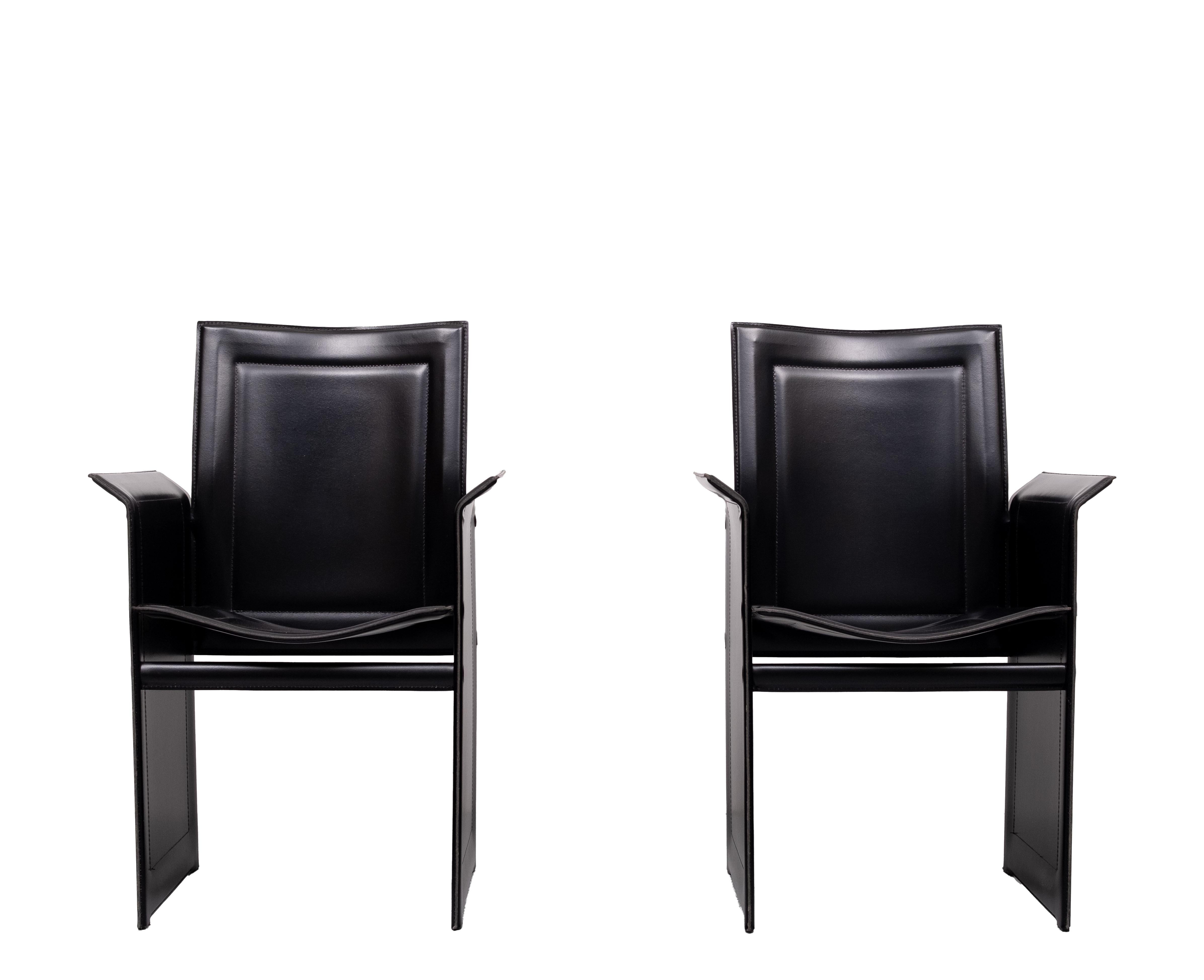 Les chaises en cuir Tito Agnoli, chef-d'œuvre du design italien de 1979, rehaussent votre expérience gastronomique. Chaises de salle à manger vintage, conçues par Tito Agnoli pour Arrben.  sont réputés pour leur cuir surpiqué de haute qualité et