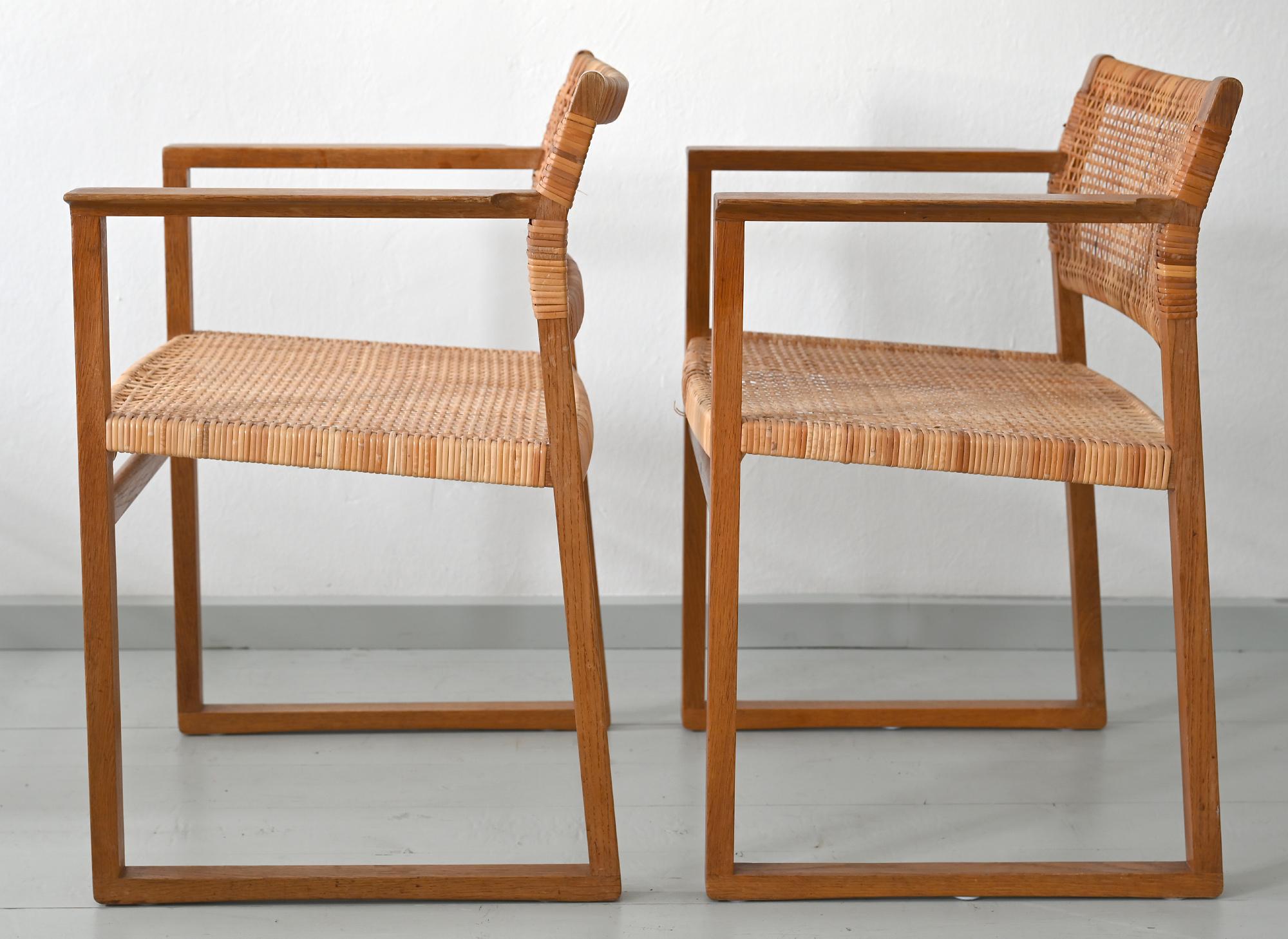 Pair of armchairs Borge Mogenson Modell BM-62
by Fredericia Stolefabric in Denmark midcentury.
Børge Mogensen brings us back to nature with the choice of cane wicker or linen webbing coupled with a solid wood frame. In a slender design involving