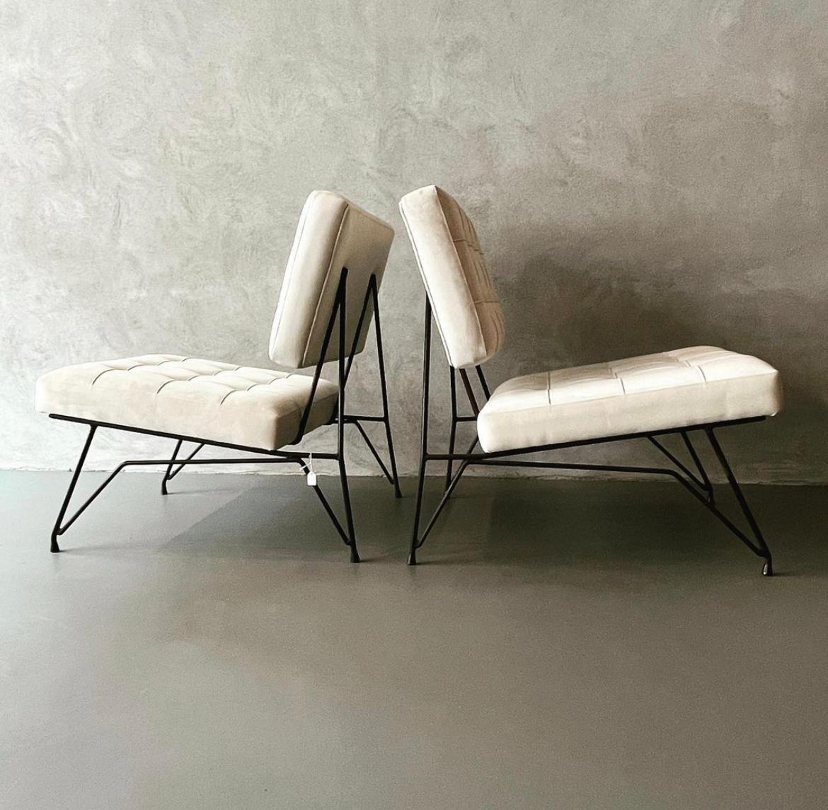 Cerutti pair armchairs manufactured in Lissone, Italy, 1960.
Black lacquered metal structure, white velvet upholstered.
Excellent vintage patina.
  