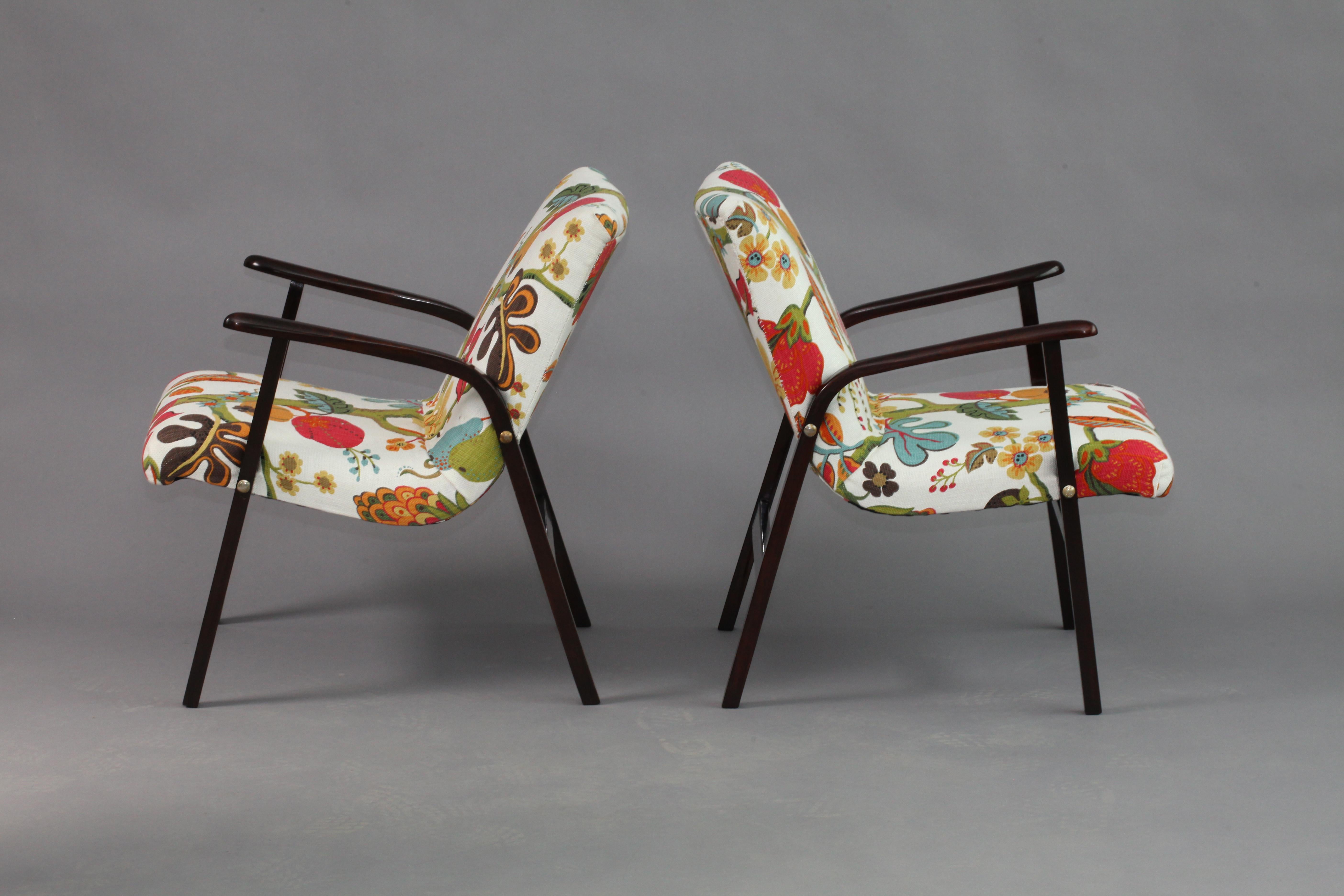 a pair armchairs, Roland Rainer for the Vienna Cafe Ritter,
manufacter Emil & Alfred Pollak, Vienna 1950, 
Beech, fabric.