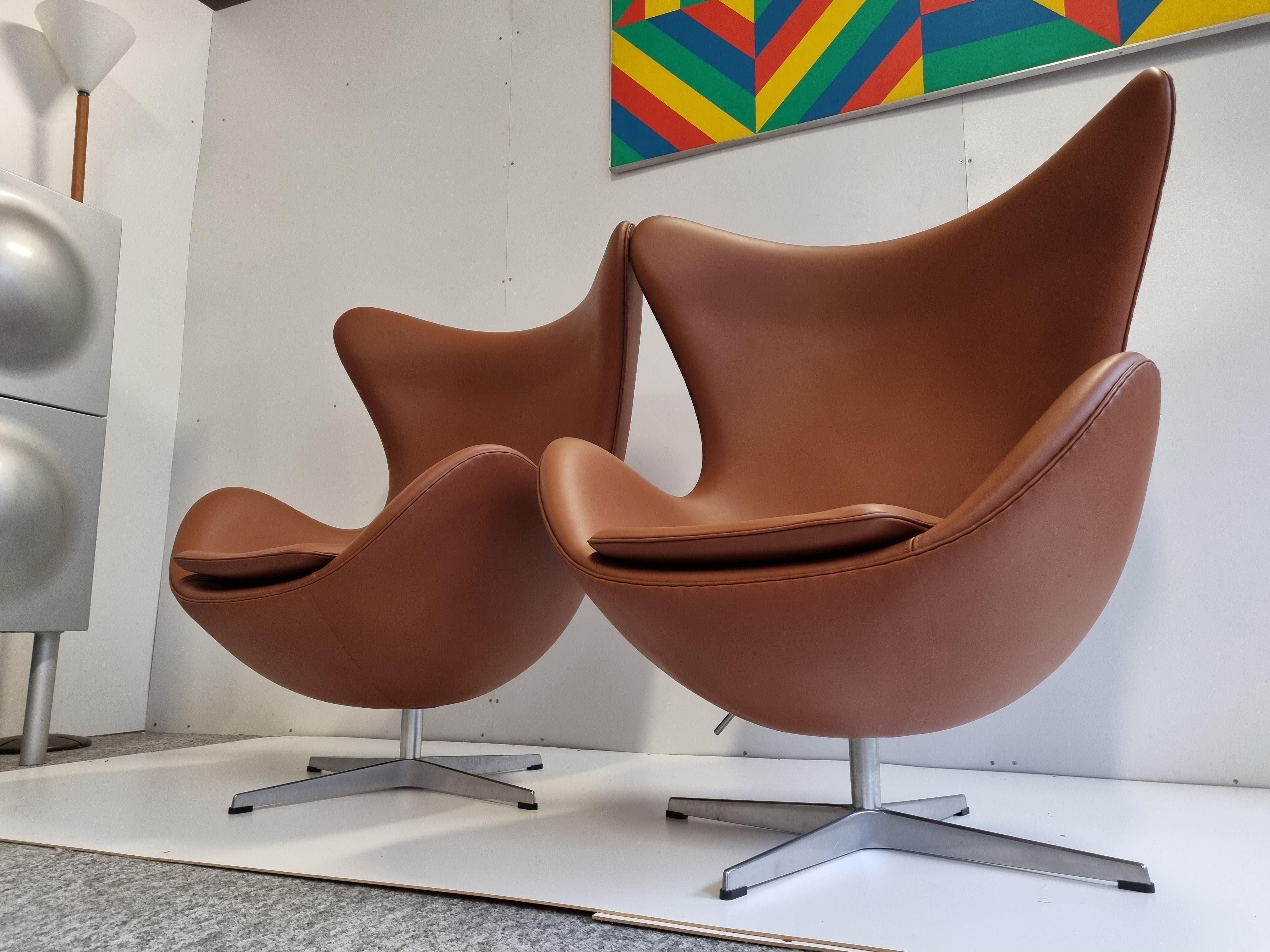 Pair Arne Jacobsen Egg Chairs by Fritz Hansen For Sale 1