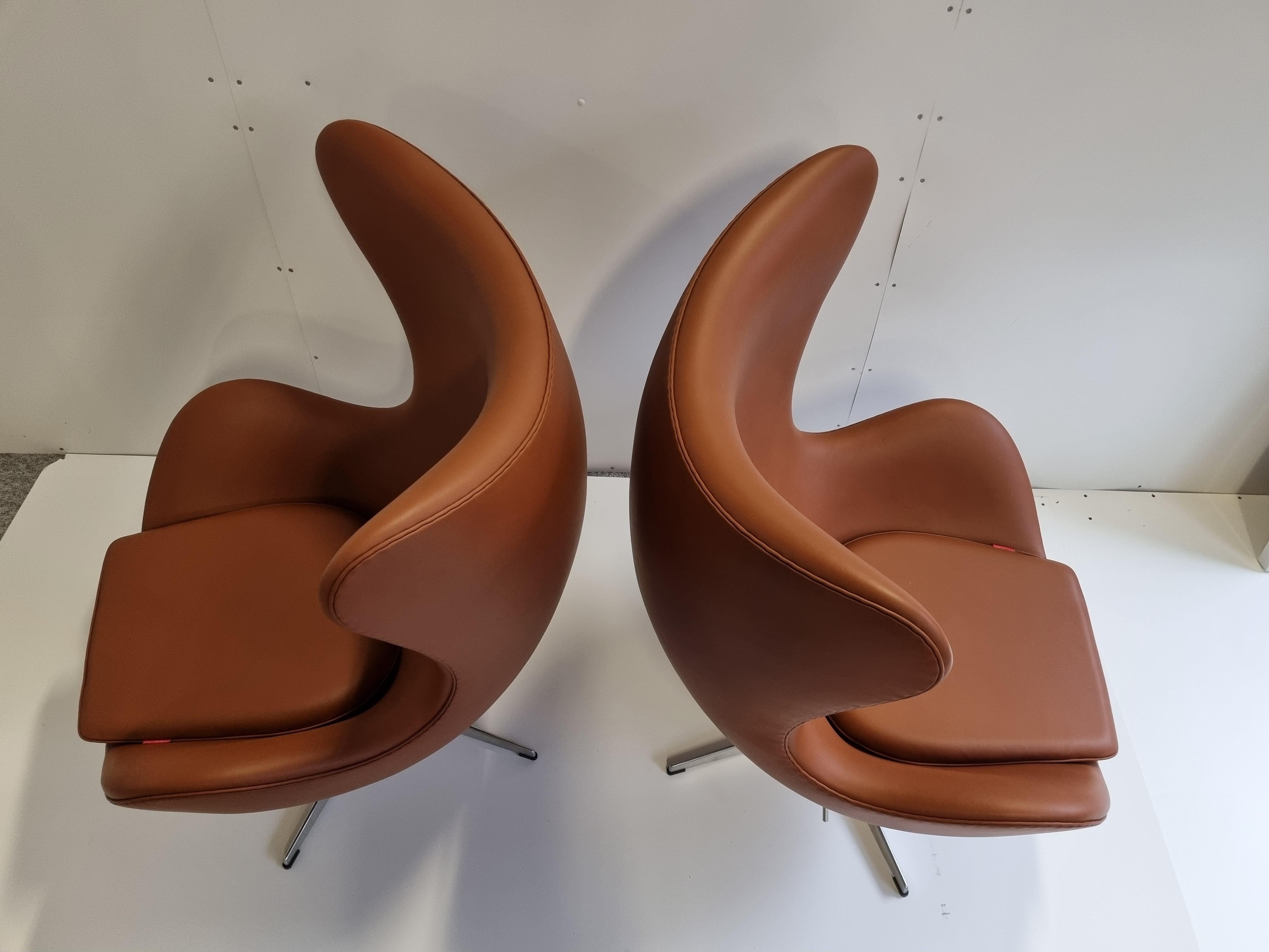 Pair Arne Jacobsen Egg Chairs by Fritz Hansen For Sale 3