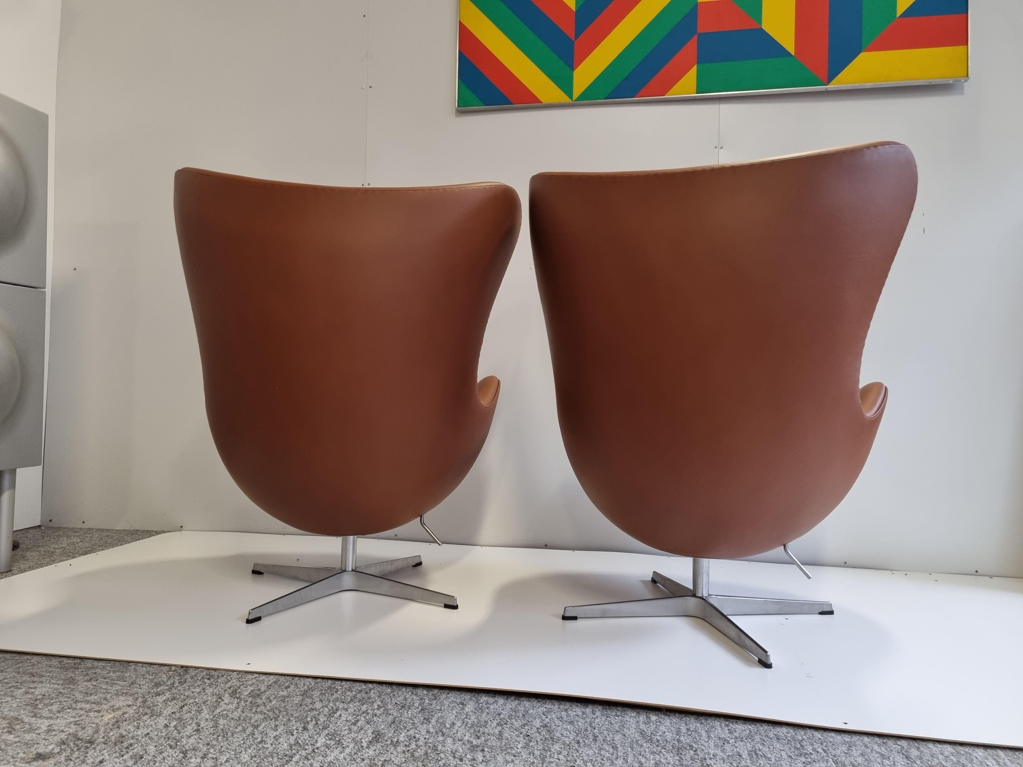 Pair Arne Jacobsen Egg Chairs by Fritz Hansen For Sale 4
