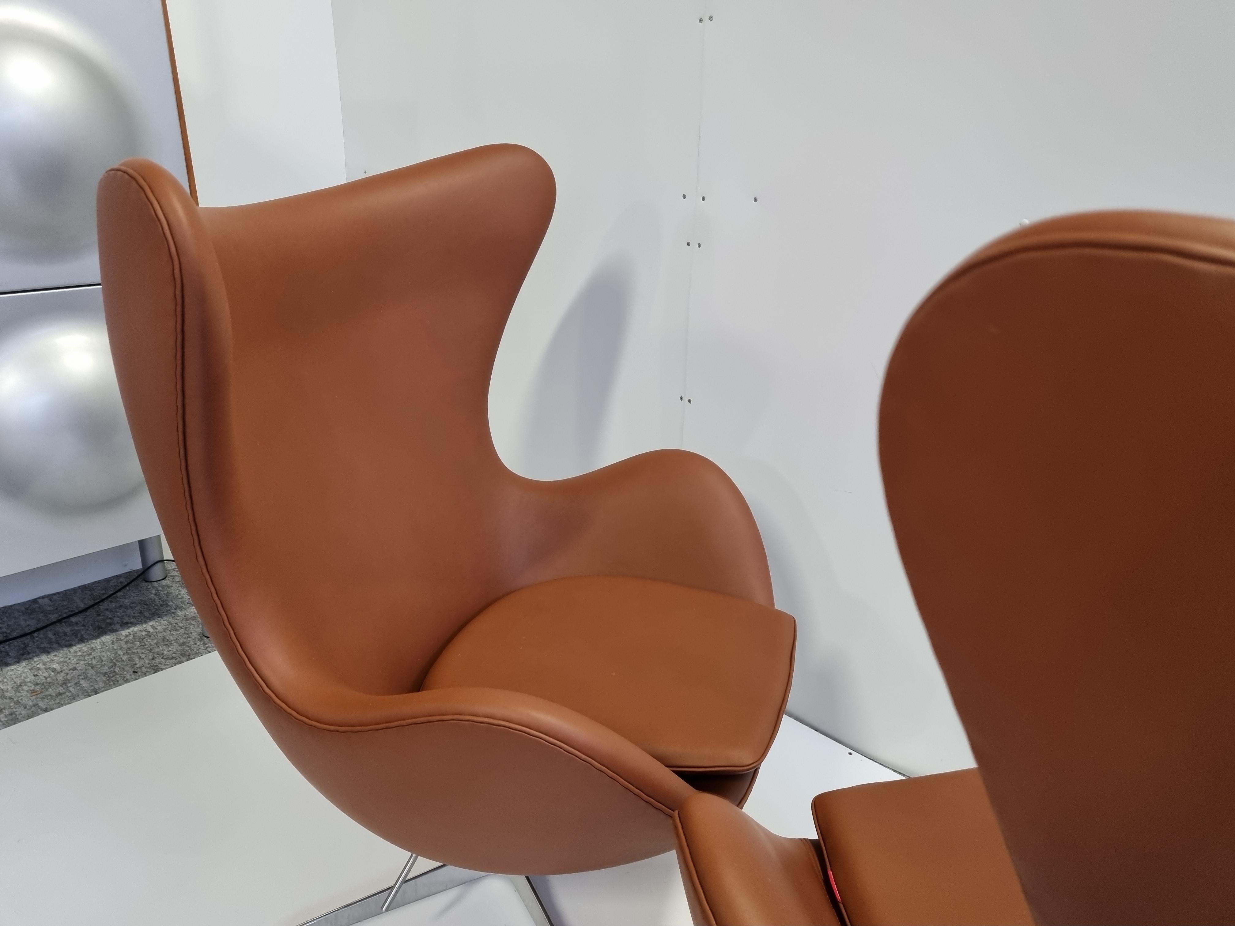 Pair Arne Jacobsen Egg Chairs by Fritz Hansen For Sale 5