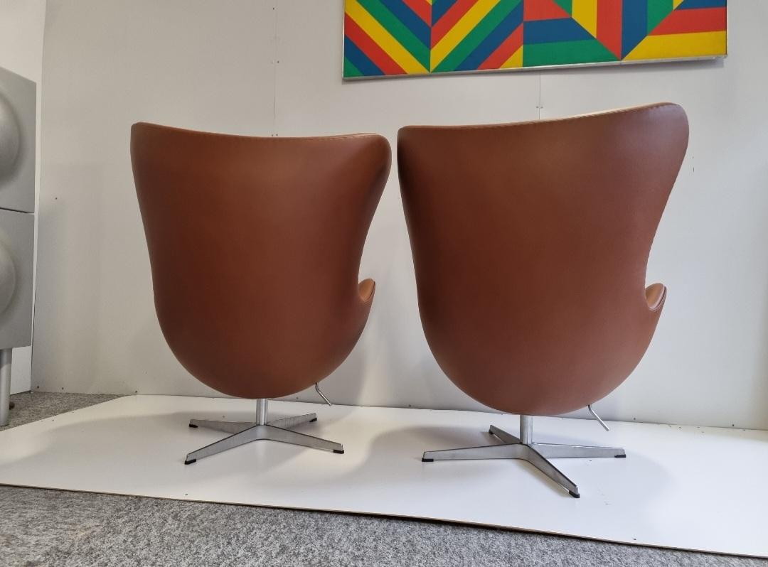 Cuir Paire de chaises à œufs Arne Jacobsen de Fritz Hansen en vente