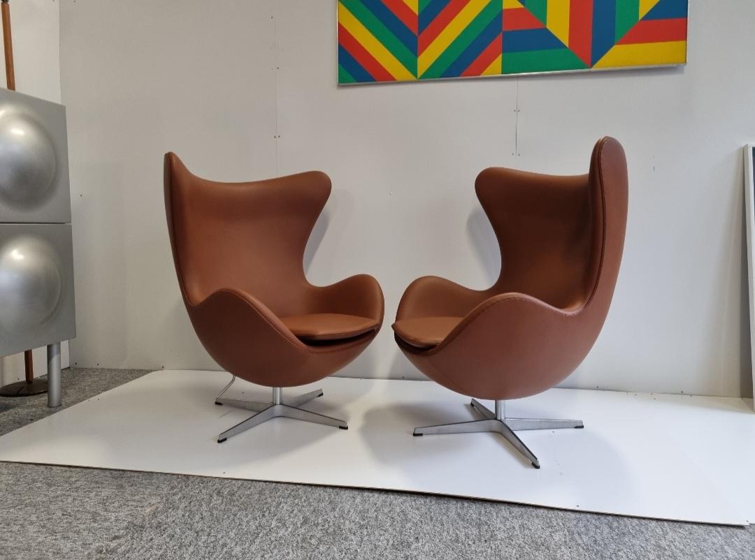 Pair Arne Jacobsen Egg Chairs by Fritz Hansen In Good Condition For Sale In SCHIEDAM, ZH