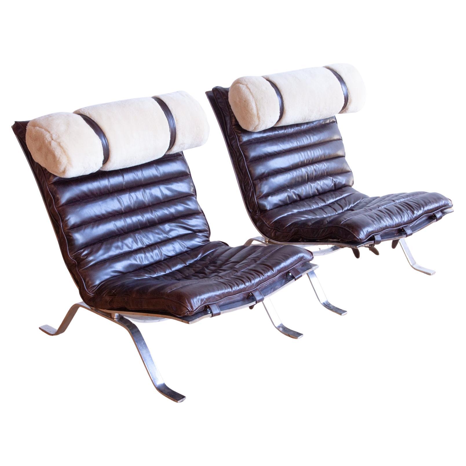 Paire de chaises longues en cuir marron Arne Norells " Ari ".