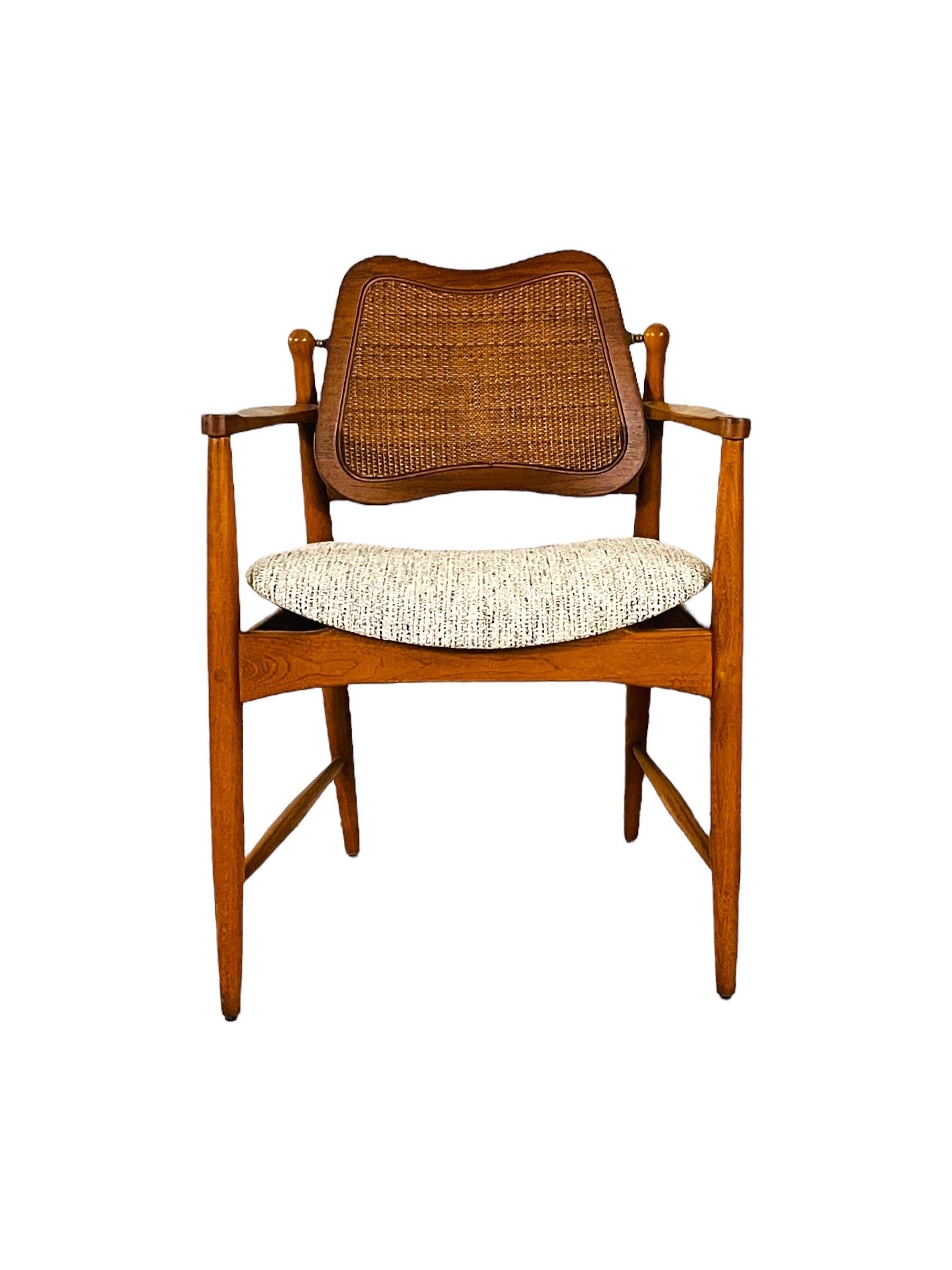 Rehaussez votre espace avec cette paire de fauteuils FD-186 d'Arne Vodder pour France & Son, une marque d'excellence du design danois. Ces chaises présentent l'élégante simplicité et le fonctionnalisme qui caractérisent le mobilier danois moderne du