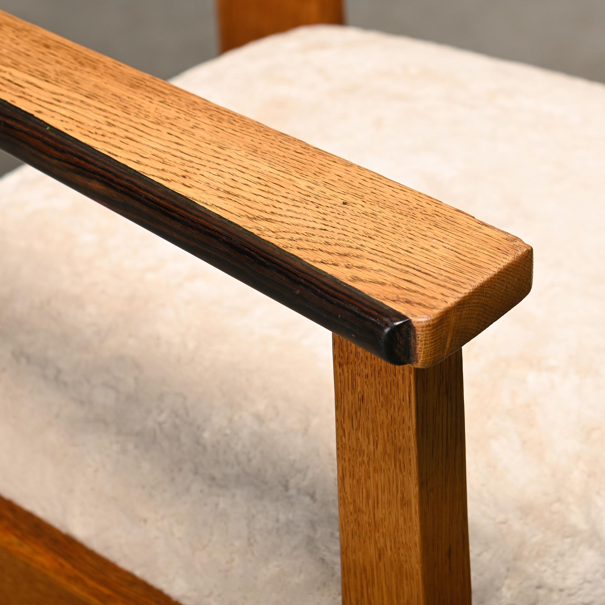 Paire de fauteuils Art Déco de l'école d'Amsterdams en chêne massif et tissu amande, années 1930 en vente 5