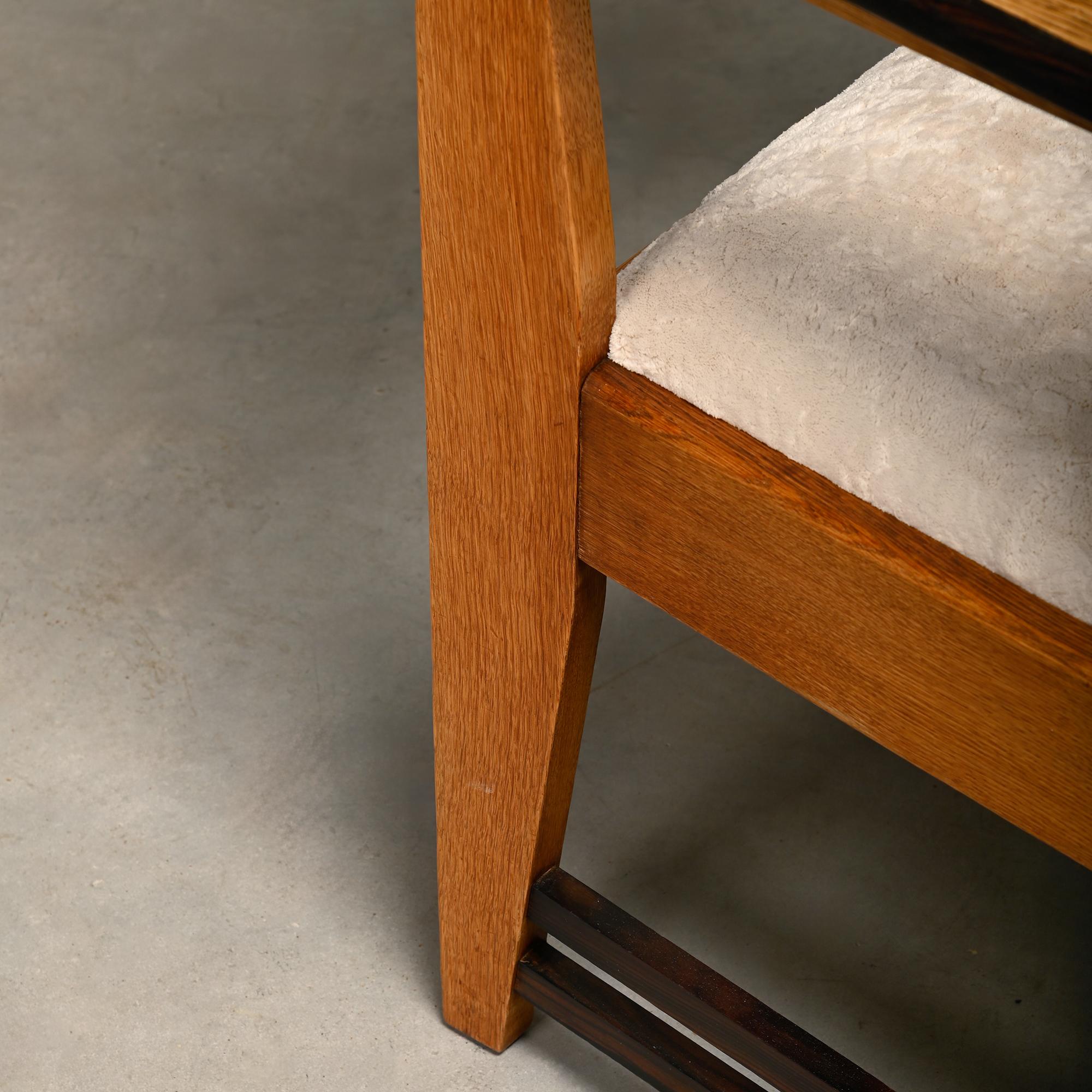 Paire de fauteuils Art Déco de l'école d'Amsterdams en chêne massif et tissu amande, années 1930 en vente 7