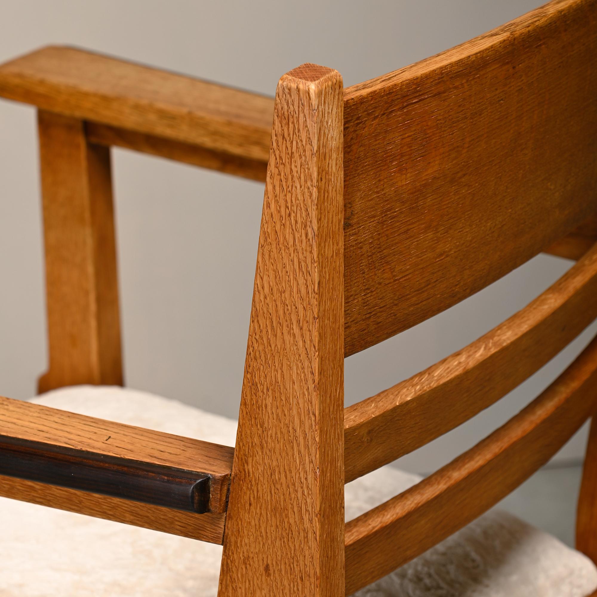 Paire de fauteuils Art Déco de l'école d'Amsterdams en chêne massif et tissu amande, années 1930 en vente 10