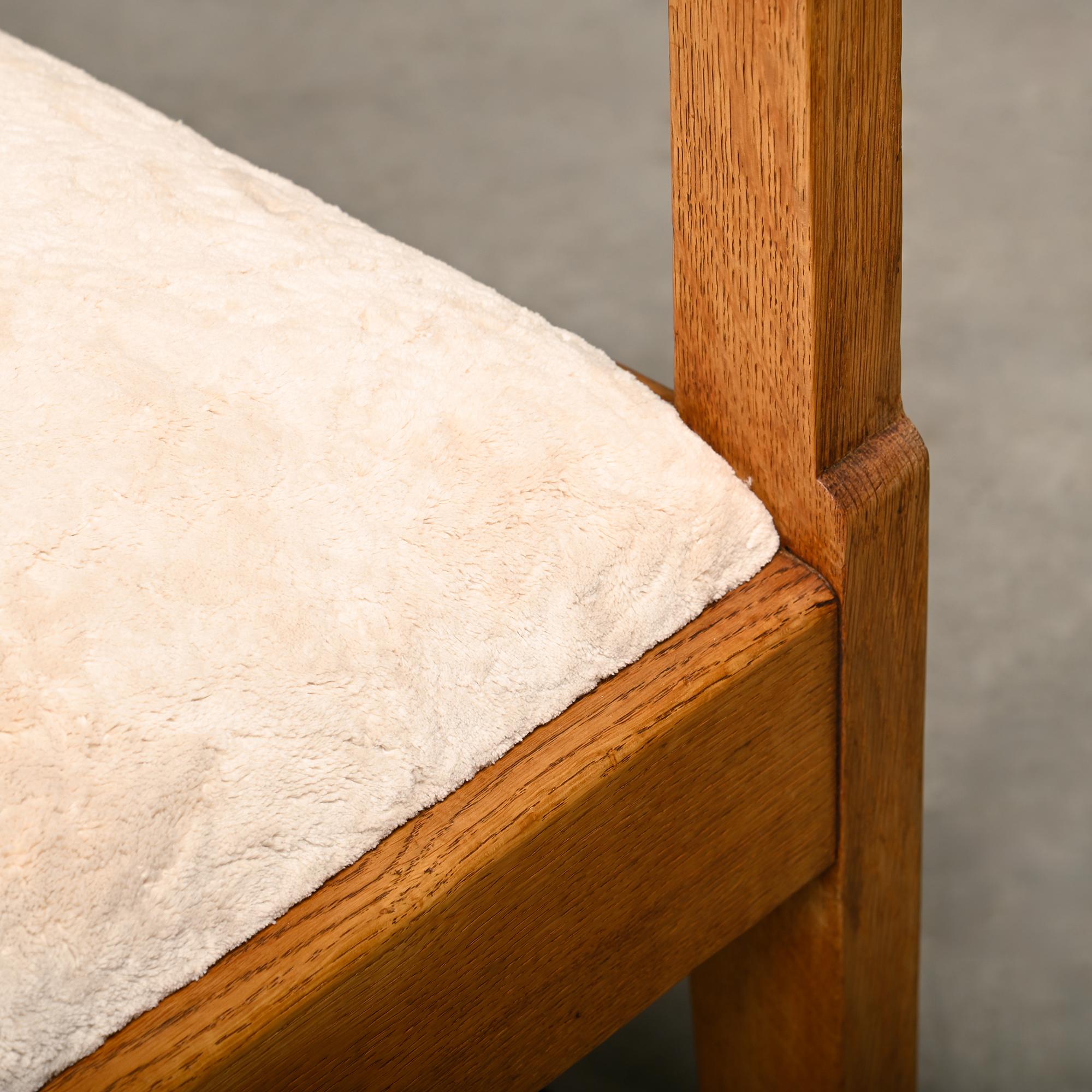Paire de fauteuils Art Déco de l'école d'Amsterdams en chêne massif et tissu amande, années 1930 en vente 12