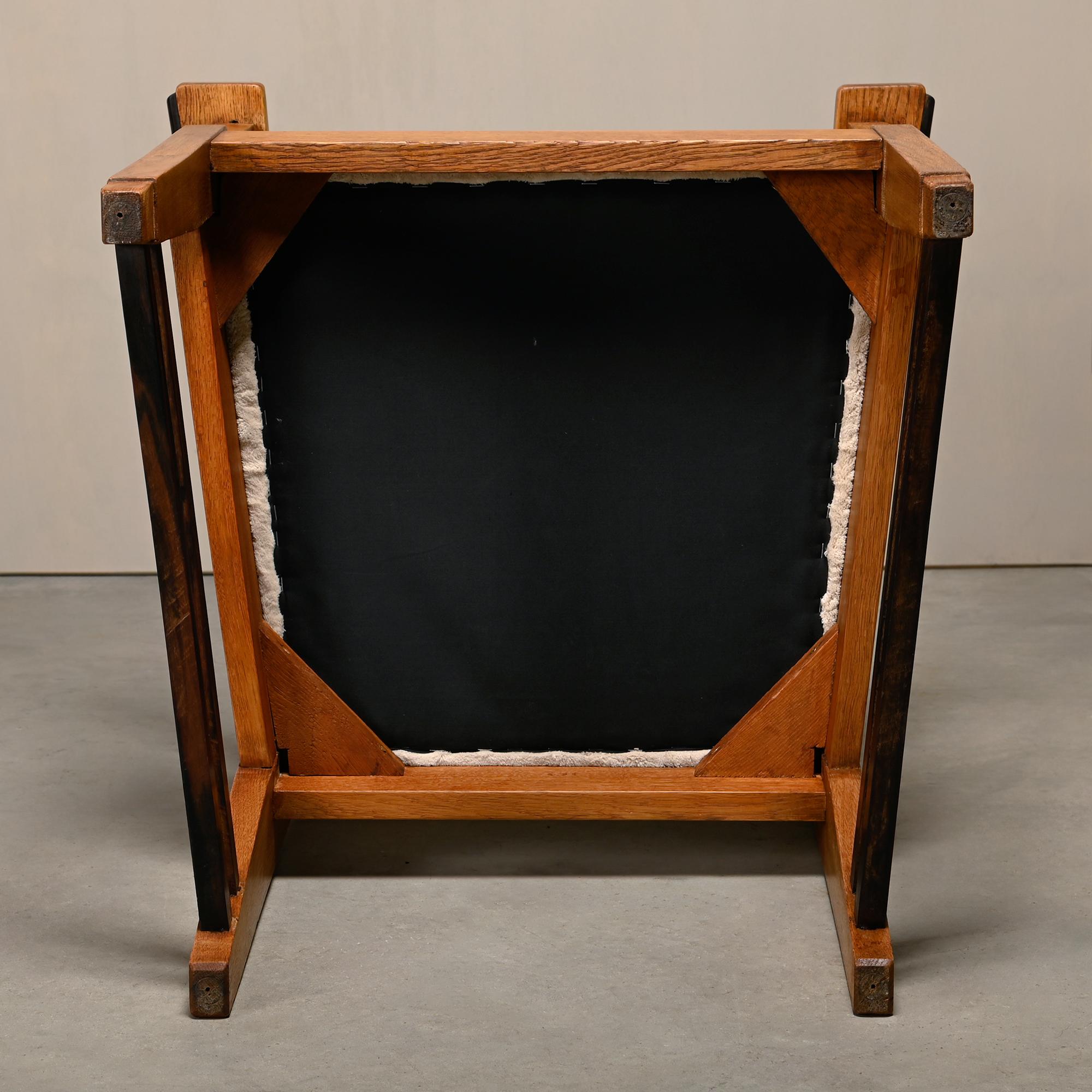 Paire de fauteuils Art Déco de l'école d'Amsterdams en chêne massif et tissu amande, années 1930 en vente 13