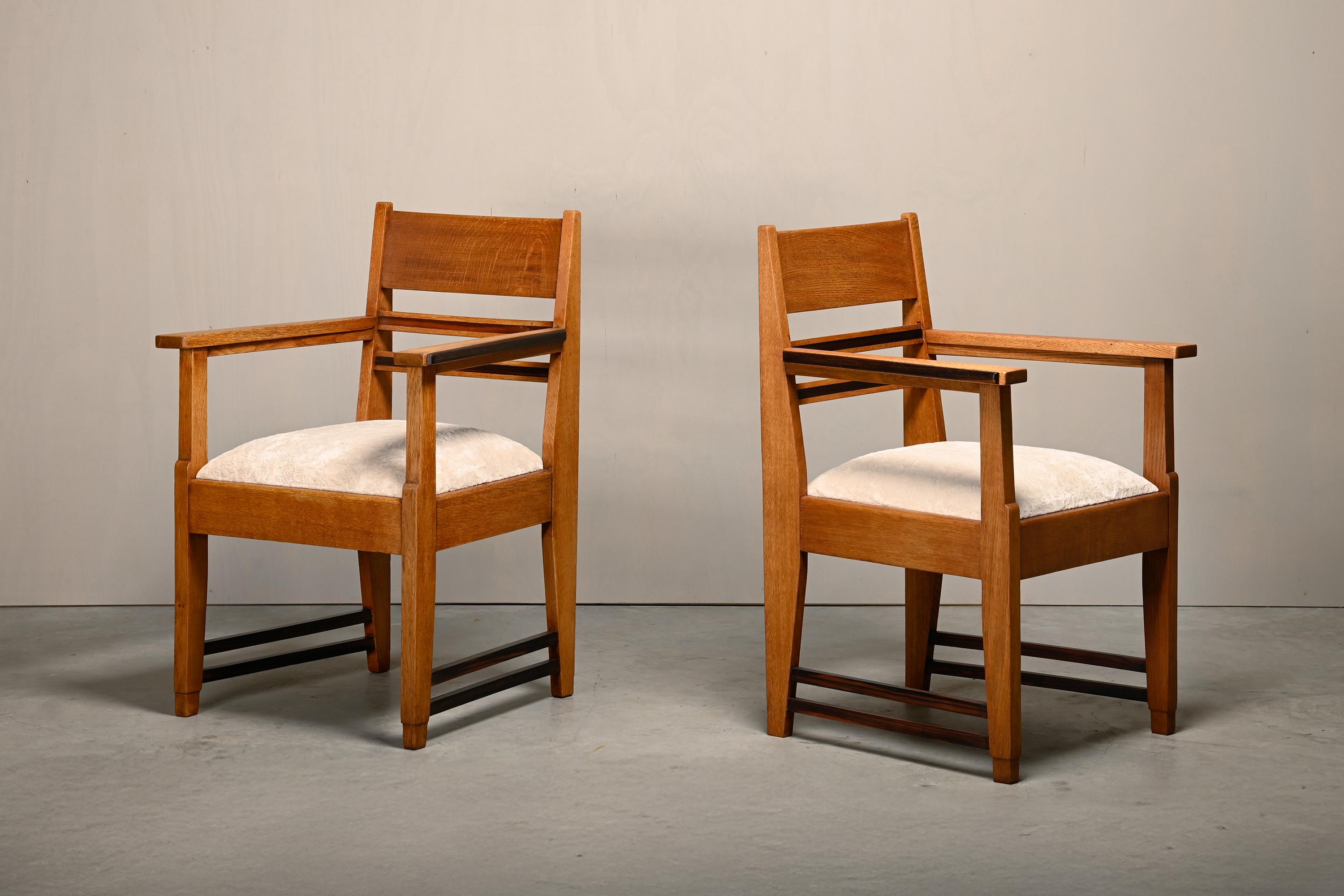 Magnifique paire de fauteuils Art déco de l'école d'Amsterdam, Pays-Bas, années 1930. Cadres en chêne massif avec des accents modernistes en ébène de macassar massif. Nouvellement revêtu d'un tissu de qualité supérieure, de couleur amande, au