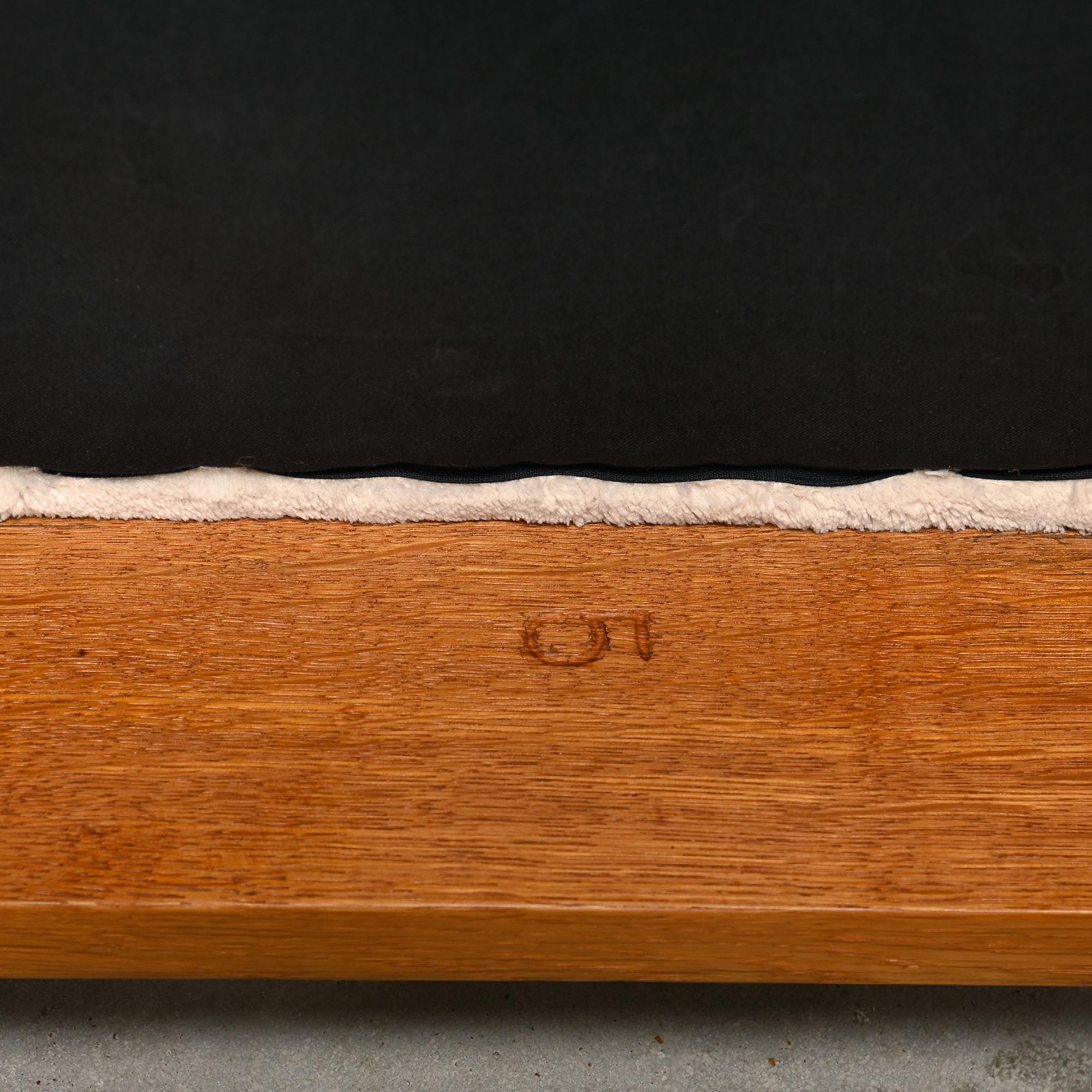 Paire de fauteuils Art Déco de l'école d'Amsterdams en chêne massif et tissu amande, années 1930 en vente 14