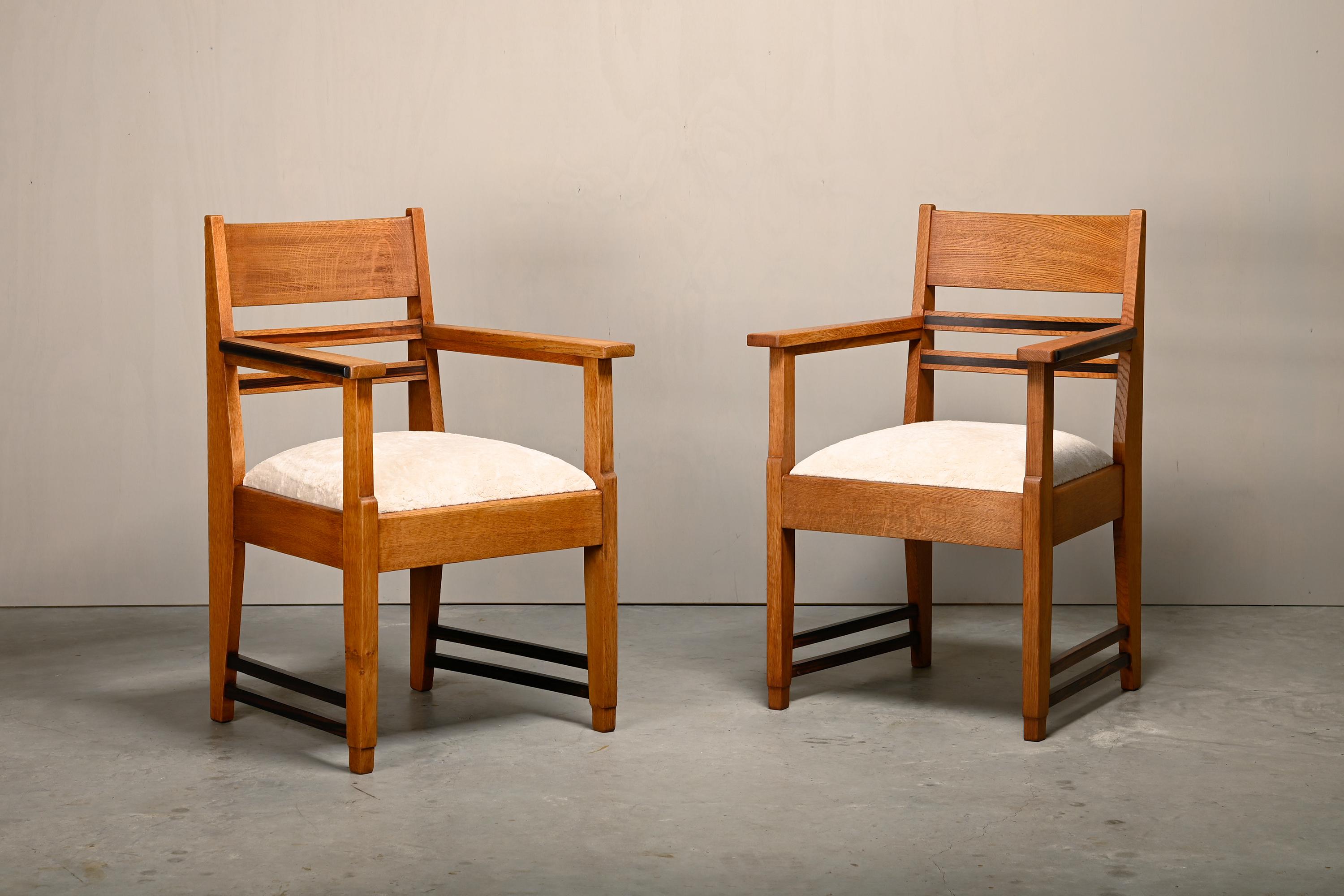 Art déco Paire de fauteuils Art Déco de l'école d'Amsterdams en chêne massif et tissu amande, années 1930 en vente
