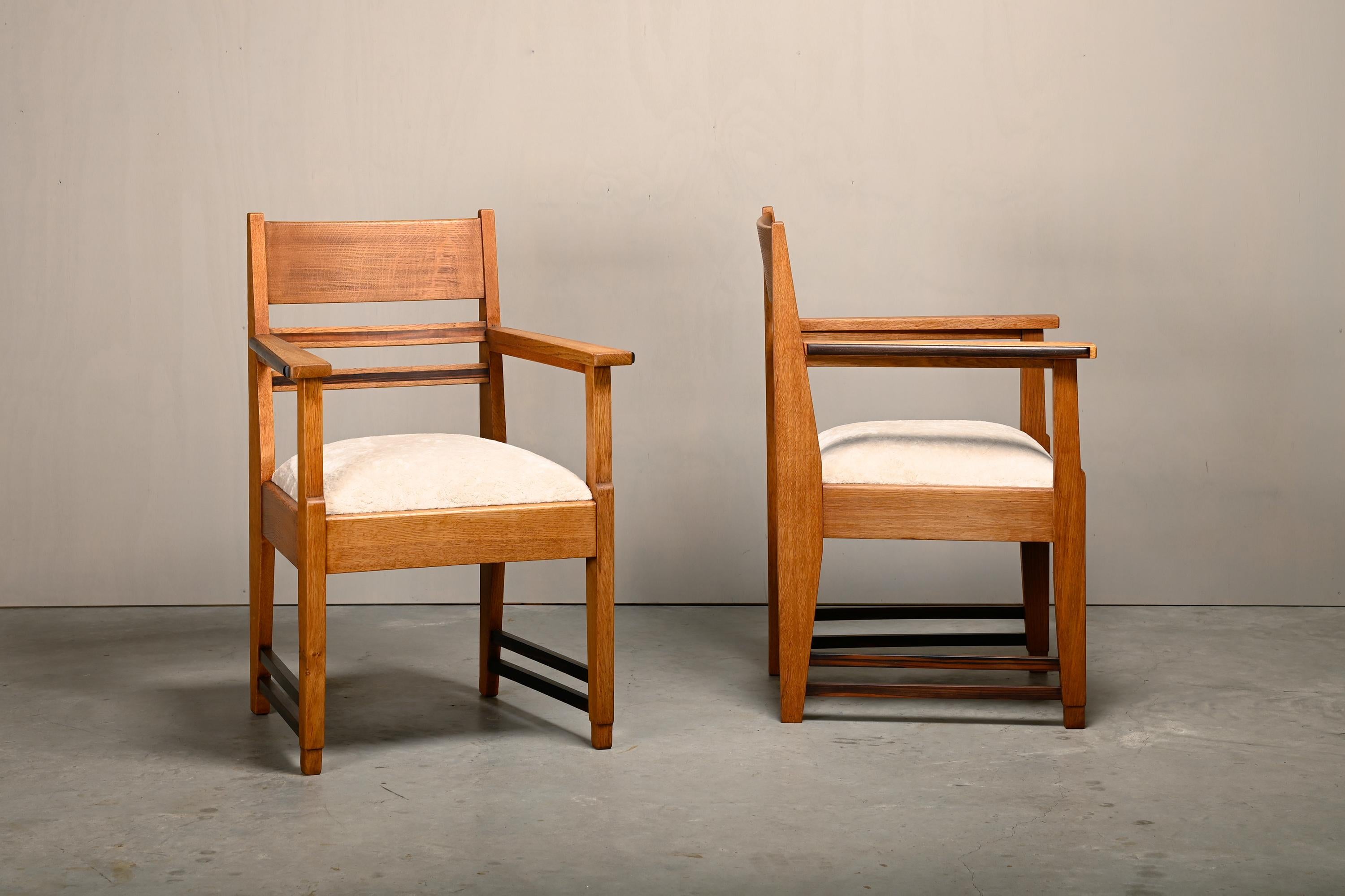 Néerlandais Paire de fauteuils Art Déco de l'école d'Amsterdams en chêne massif et tissu amande, années 1930 en vente