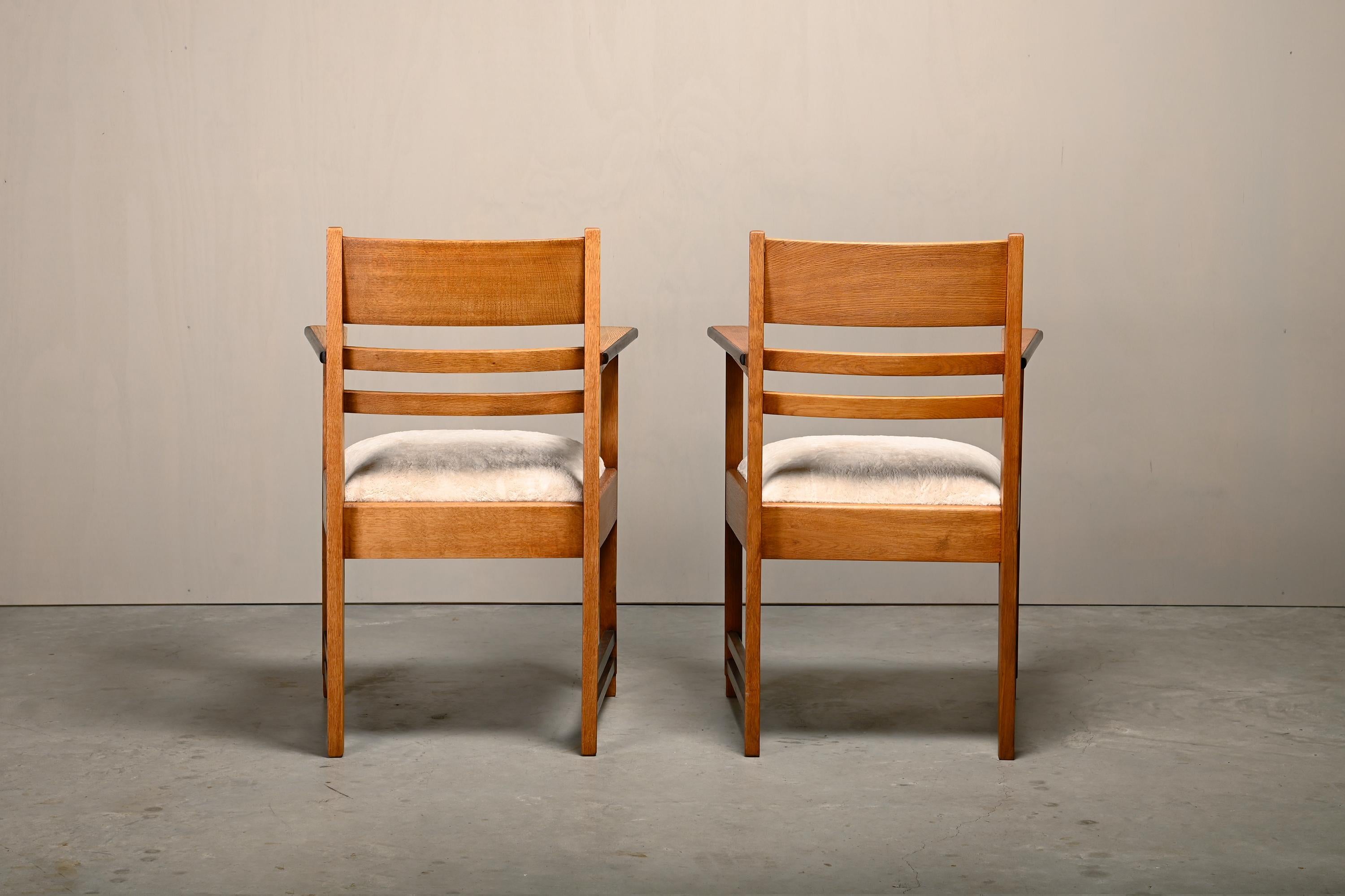 Milieu du XXe siècle Paire de fauteuils Art Déco de l'école d'Amsterdams en chêne massif et tissu amande, années 1930 en vente