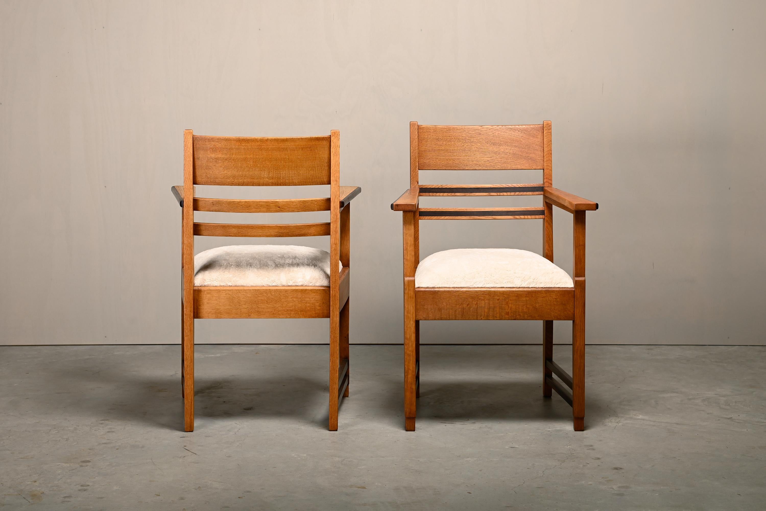 Tissu Paire de fauteuils Art Déco de l'école d'Amsterdams en chêne massif et tissu amande, années 1930 en vente