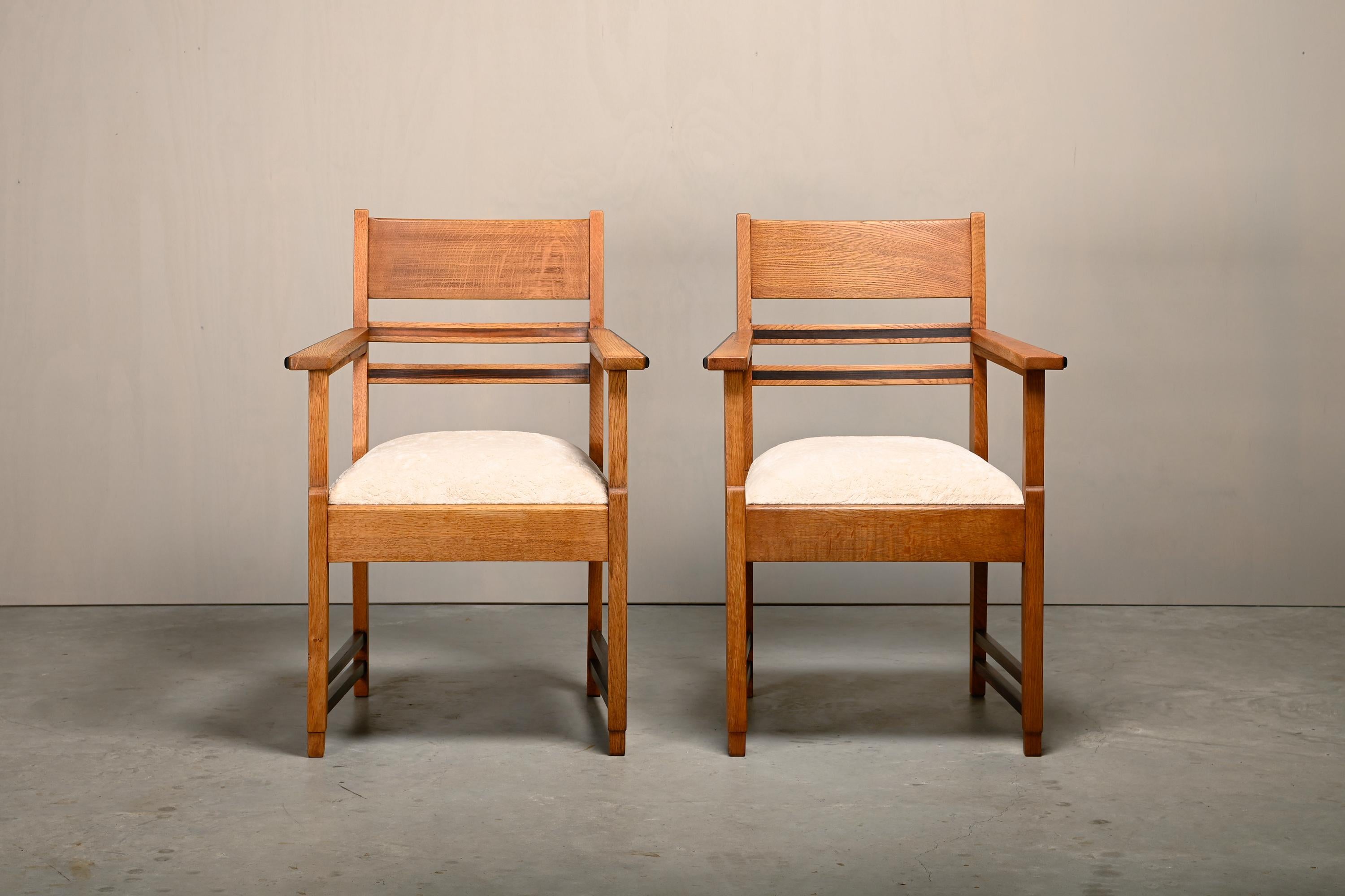 Paire de fauteuils Art Déco de l'école d'Amsterdams en chêne massif et tissu amande, années 1930 en vente 1