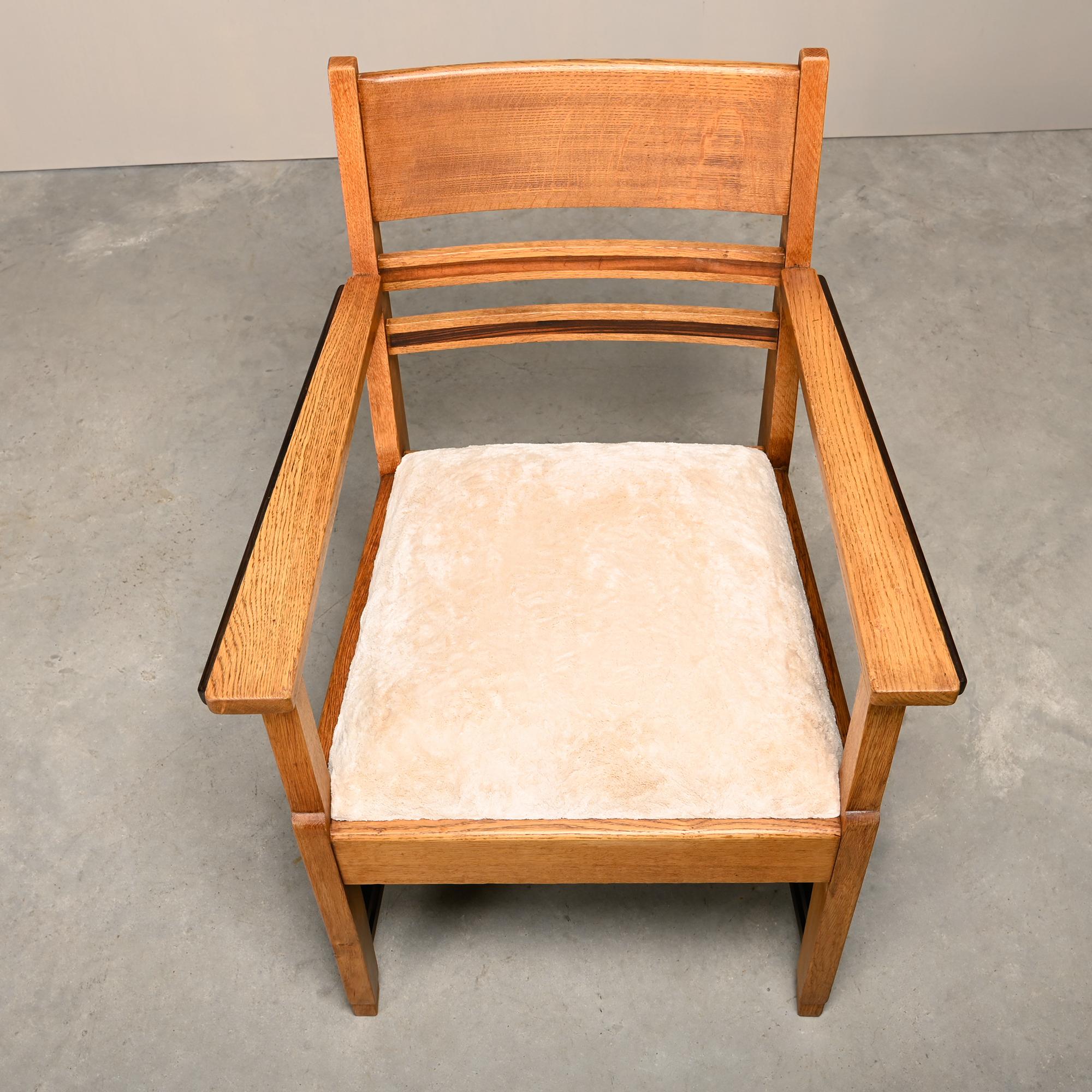 Paire de fauteuils Art Déco de l'école d'Amsterdams en chêne massif et tissu amande, années 1930 en vente 3