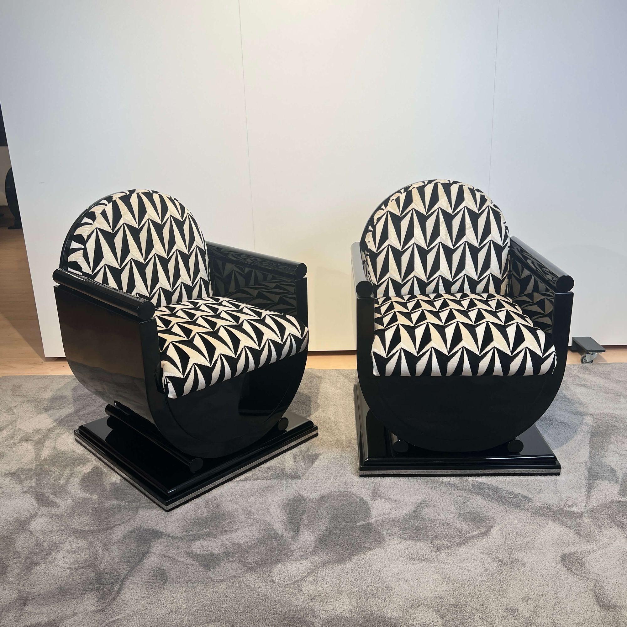 A beautiful pair of small french Art Deco style armchairs in shell form stemming from the 1950/60s.
Fully restored with black high gloss piano lacquer on solid hardwood underneath. Polished stainless steel trims around the legs.
Newly upholstered