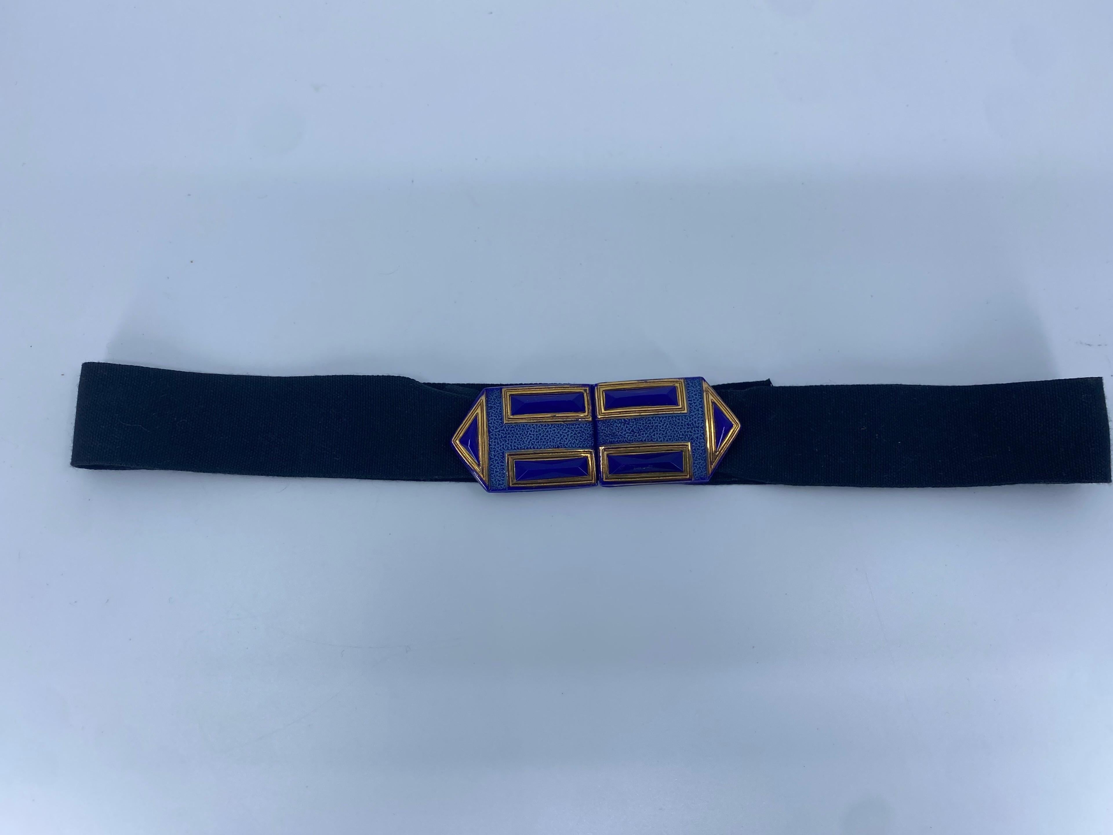 Paar Art Deco Blau und Gold Glas Emaille Schnallen.  Brilliante kobaltblaue Glas-Pulloverclips/Schuhschnallen/dekorative Gürtelschnallen mit goldfarbenem Emaille-Rahmen in einem faux shagreen Feld. Elegantes Ornament  Klammern.
Vereinigte Staaten,