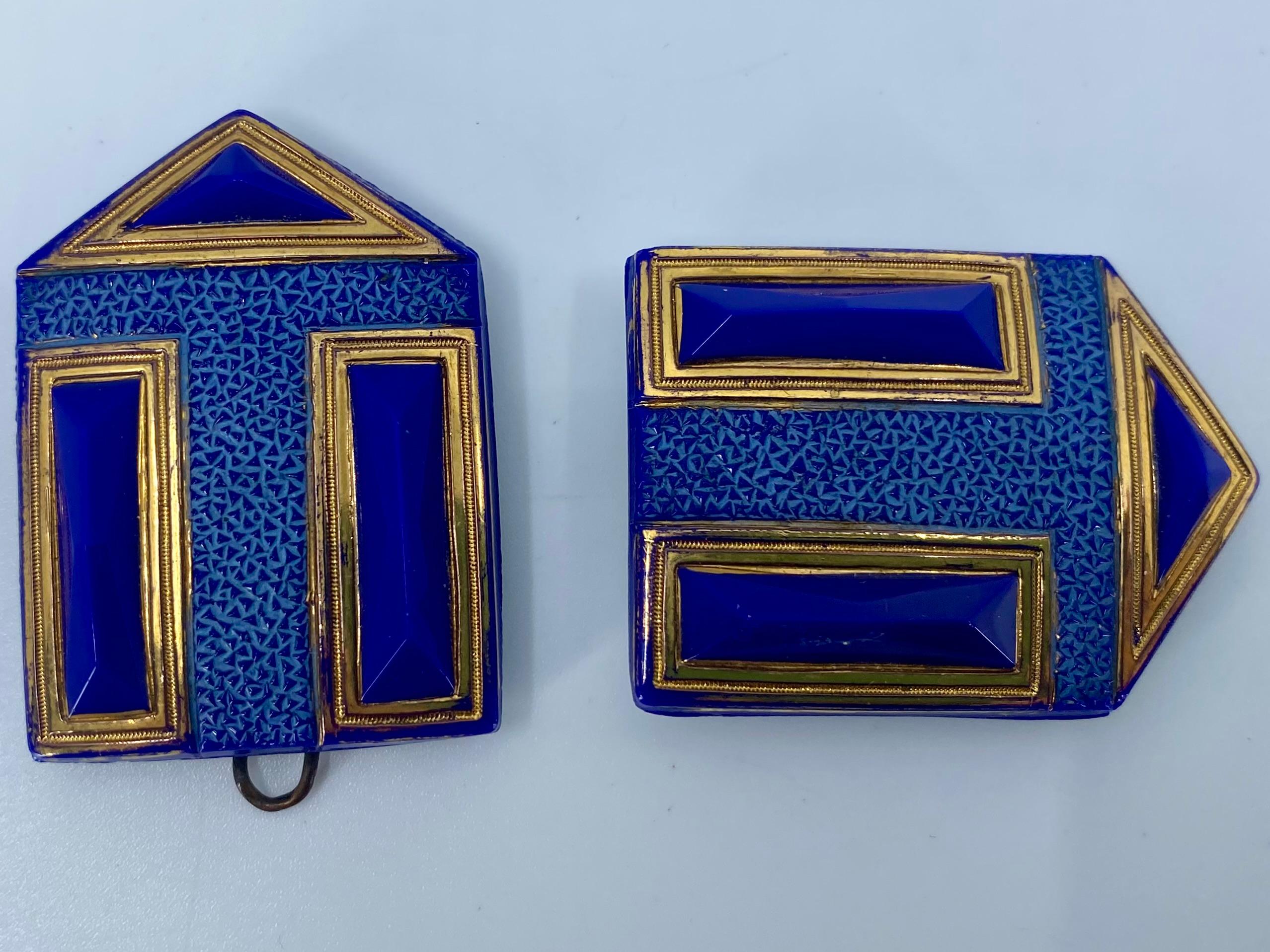 Paar blaue und goldene Glas-Emaille-Schnallen im Art-Deco-Stil (amerikanisch) im Angebot