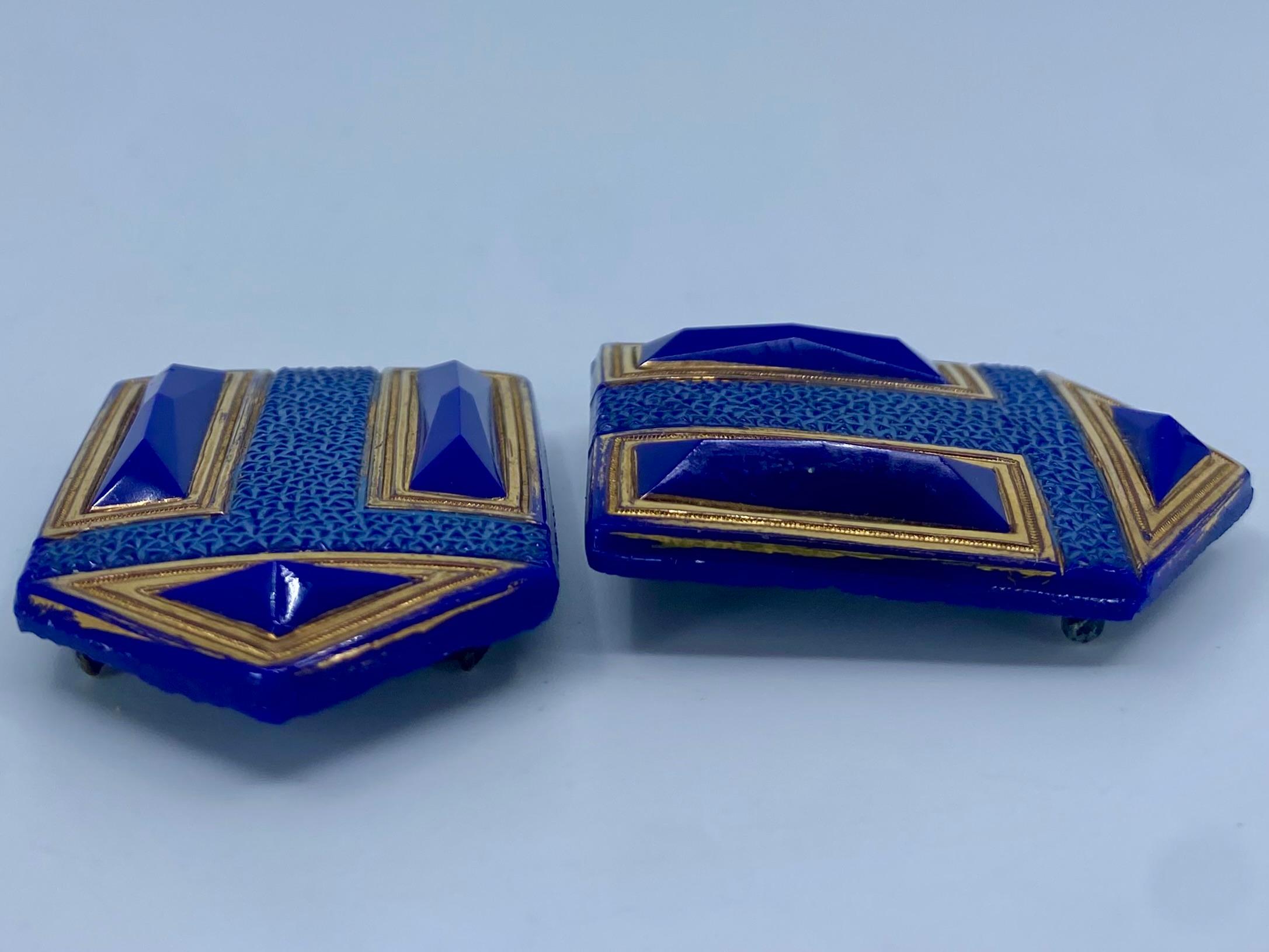 Paar blaue und goldene Glas-Emaille-Schnallen im Art-Deco-Stil im Zustand „Gut“ im Angebot in New York, NY