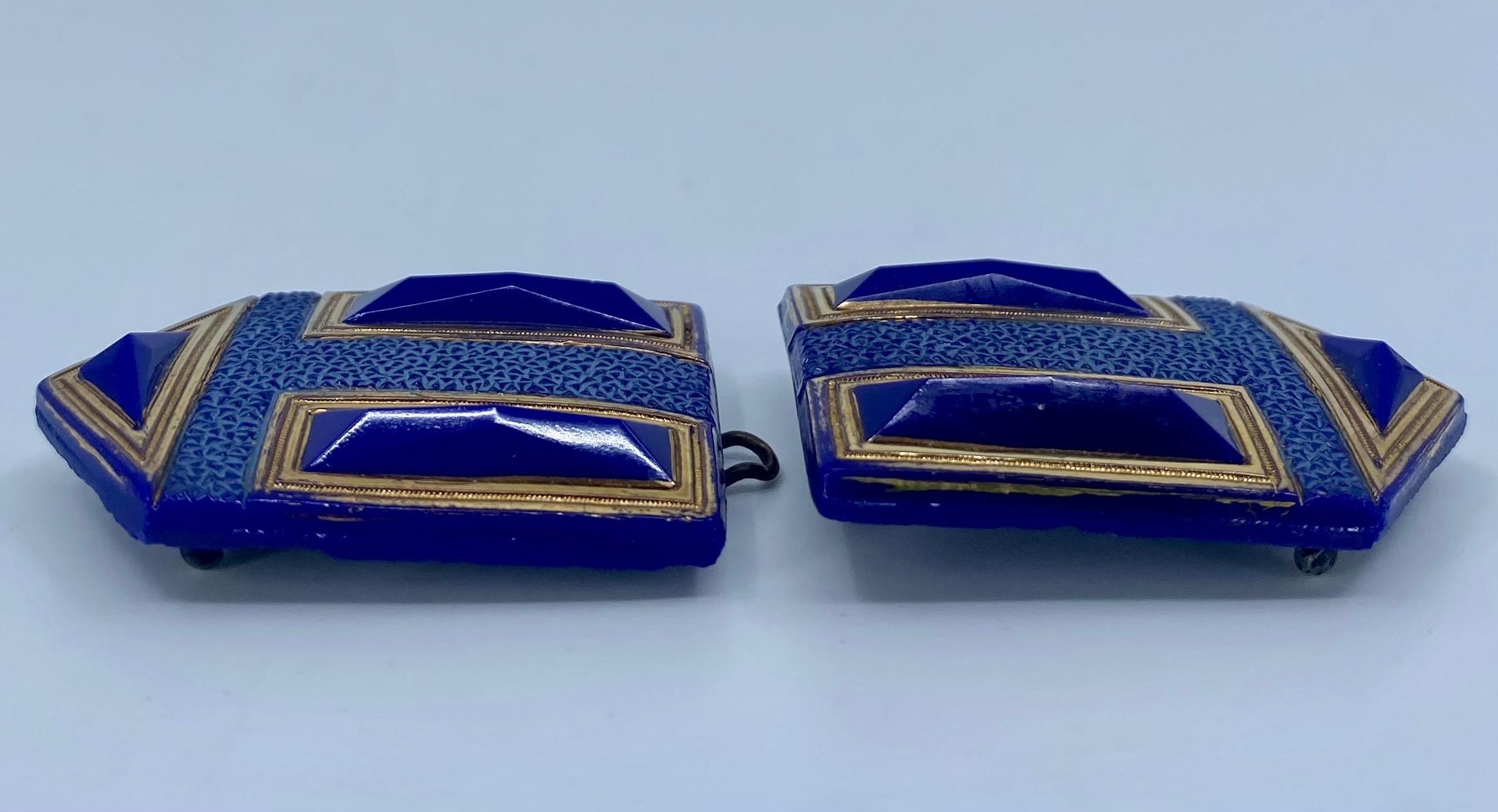 Paar blaue und goldene Glas-Emaille-Schnallen im Art-Deco-Stil (Glaskunst) im Angebot