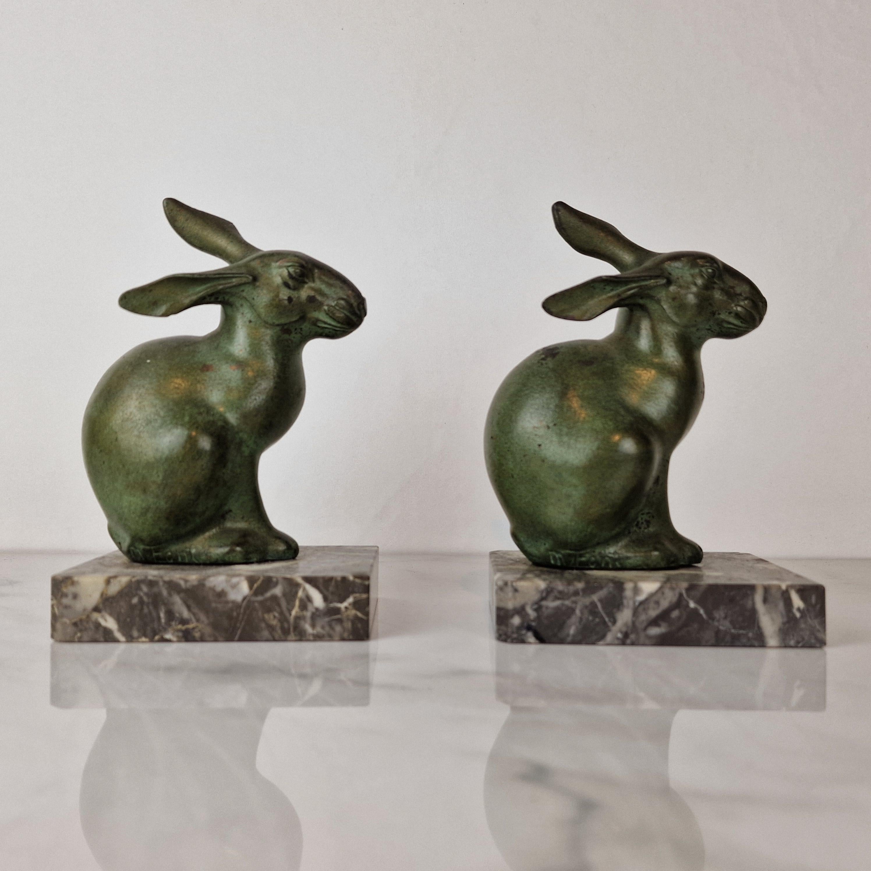Very nice pair of Art Deco book ends with sculptures of two harer, France 1920-1930.
Made of casted spelter, patinated in a green bronze-like color, on marble bases. 

Marked Marti Font. 

In good condition with minor signs of age. 

Marti Font was