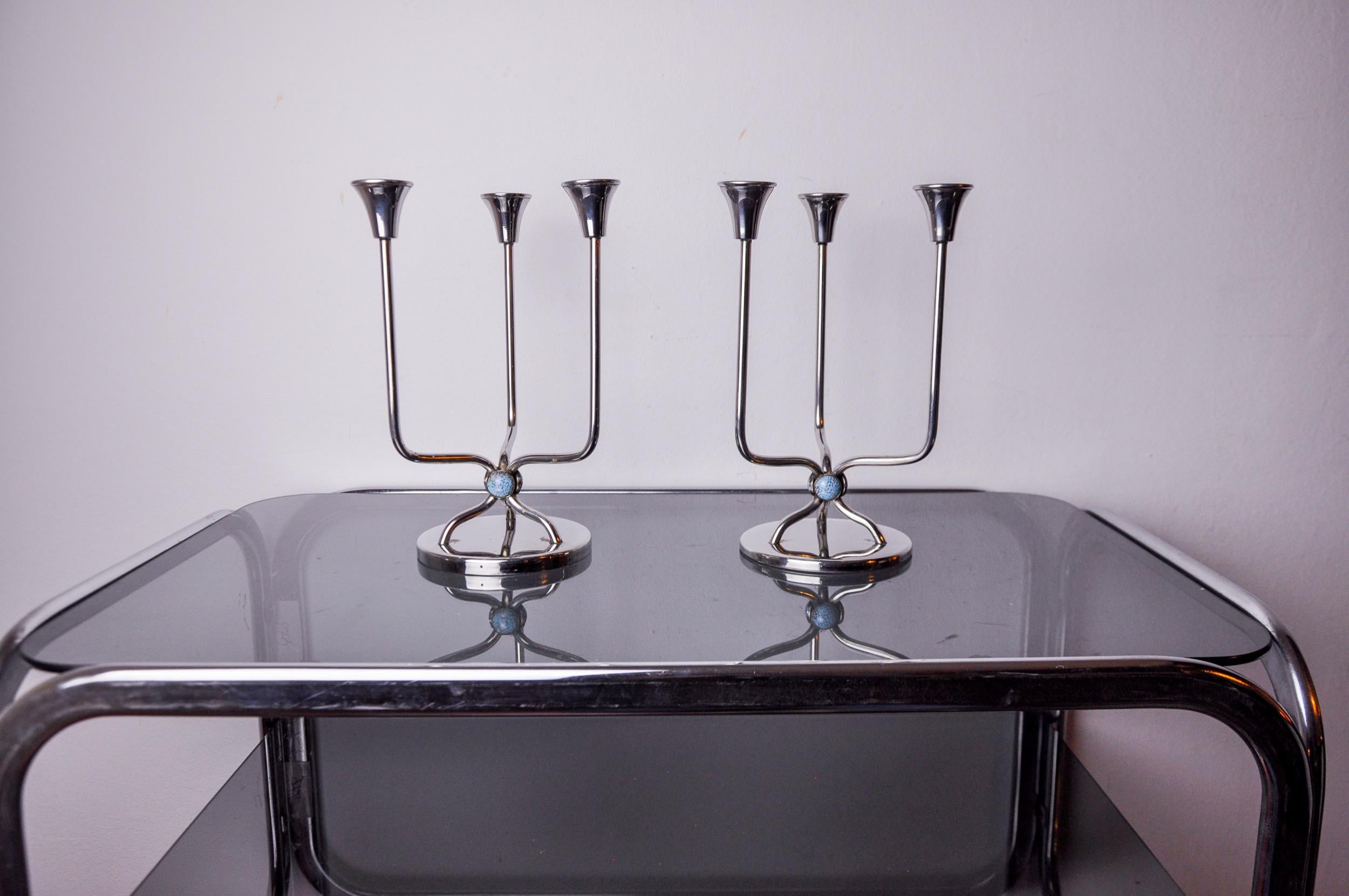 Hervorragendes Paar Art-Déco-Kerzenhalter aus rostfreiem Stahl, entworfen und hergestellt in Spanien in den 1970er Jahren. Struktur aus rostfreiem Stahl 18/8, die 3 mit blauen Steinen verzierte Kerzen aufnehmen kann. Hervorragendes Designobjekt, das