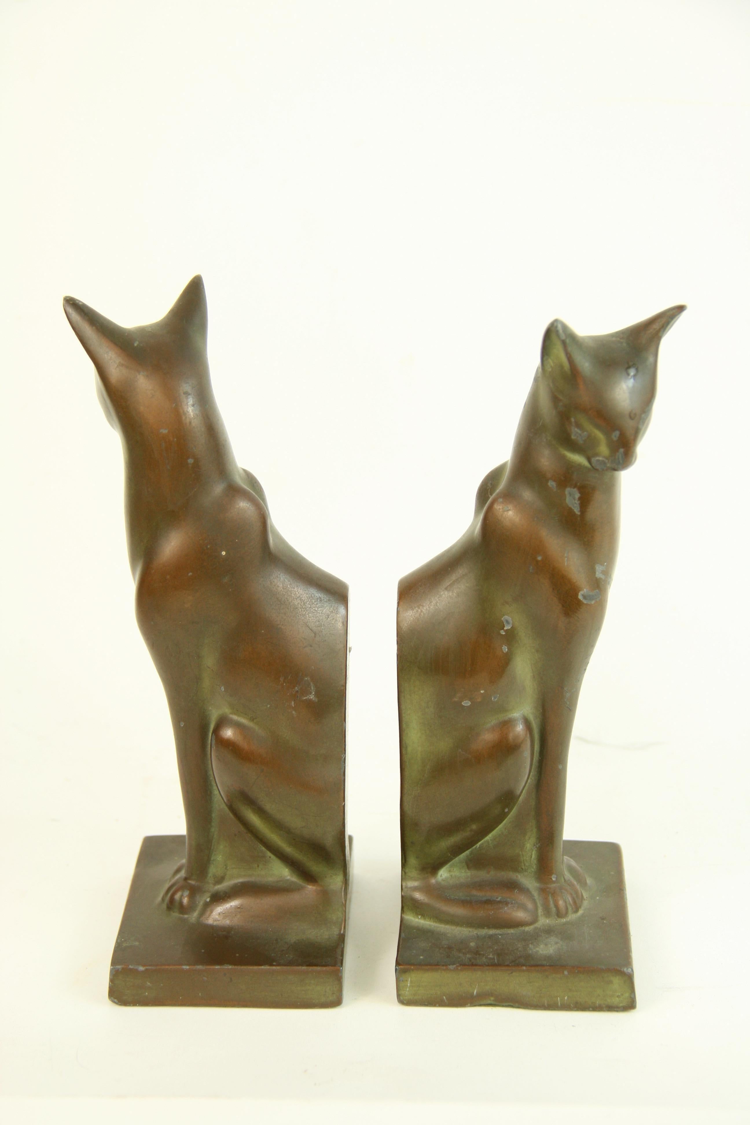 8-219 Paire de serre-livres en métal moulé représentant un chat siamois, de style Art déco.