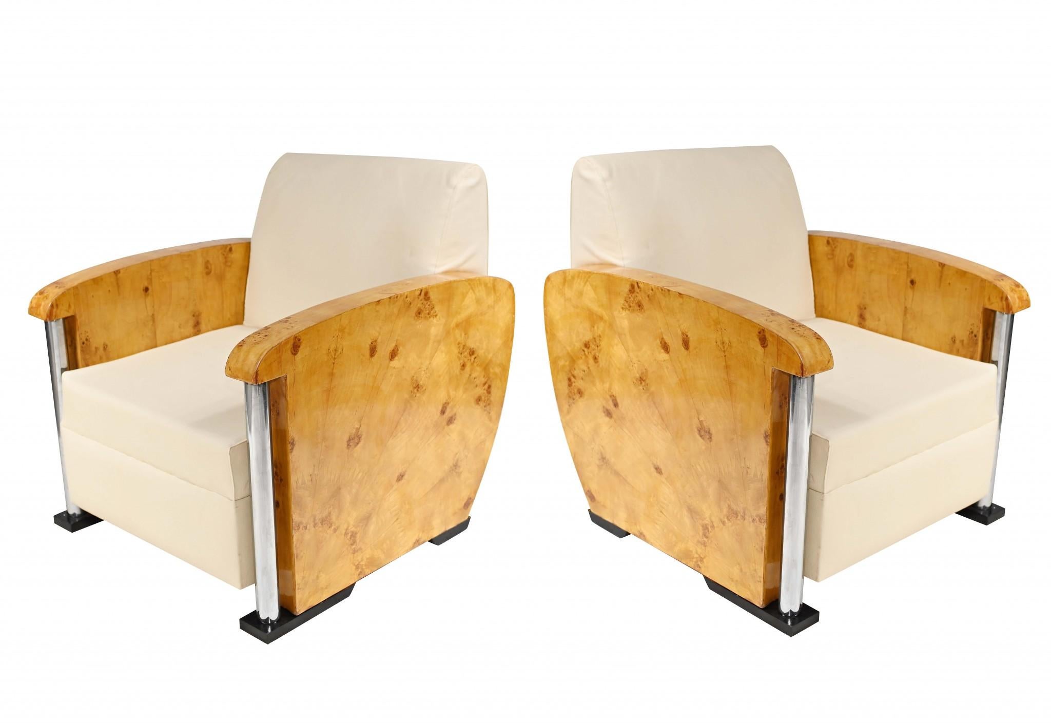 Superbe paire de fauteuils club de style art déco avec un design unique en forme de boîte.
Le look déco minimal classique incarne en quelque sorte l'esthétique des années 1920.
Parfait pour les intérieurs contemporains et confortable pour