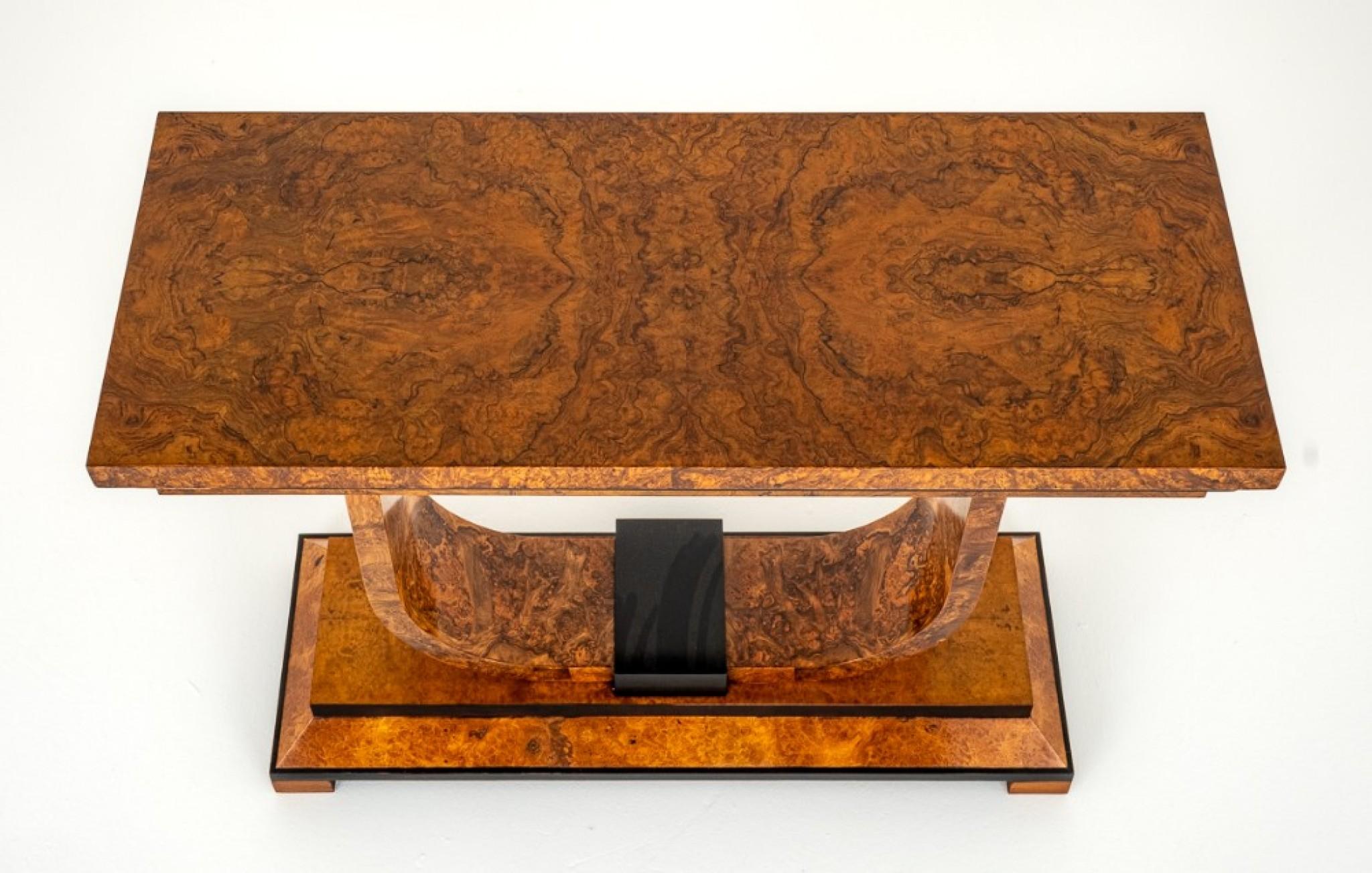 Stunning Pair of Art Deco Console Tables.
Circa 1930s
Here we Have a Wonderful Pair of Art Deco Console Tables.
These Table Feature The Usual Art Deco Themes of Shaped base and Block Feet.
The Tops of The Tables are Raised Upon Shaped Supports and